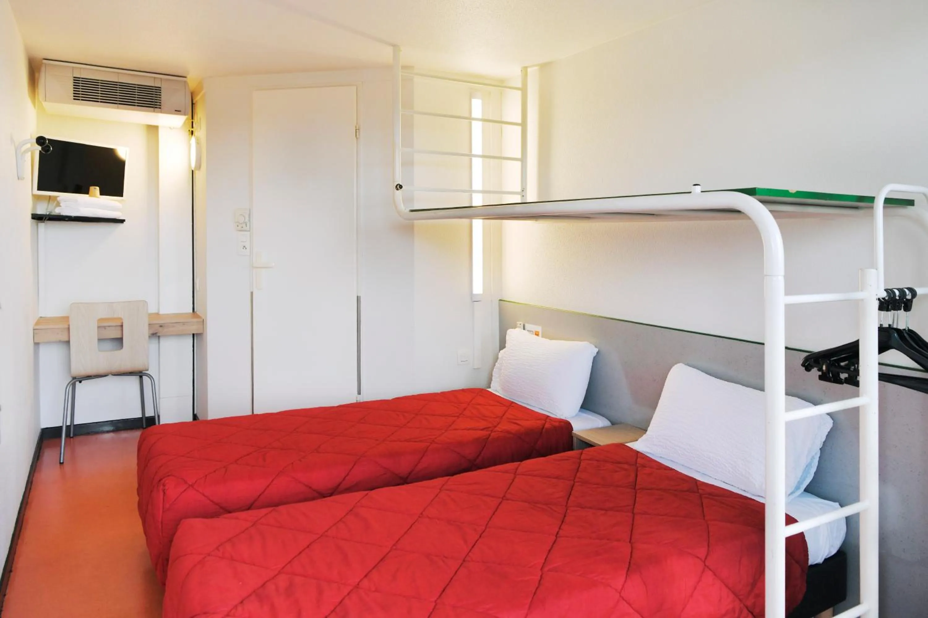 TV and multimedia, Bed in Premiere Classe Saint Nazaire - Trignac