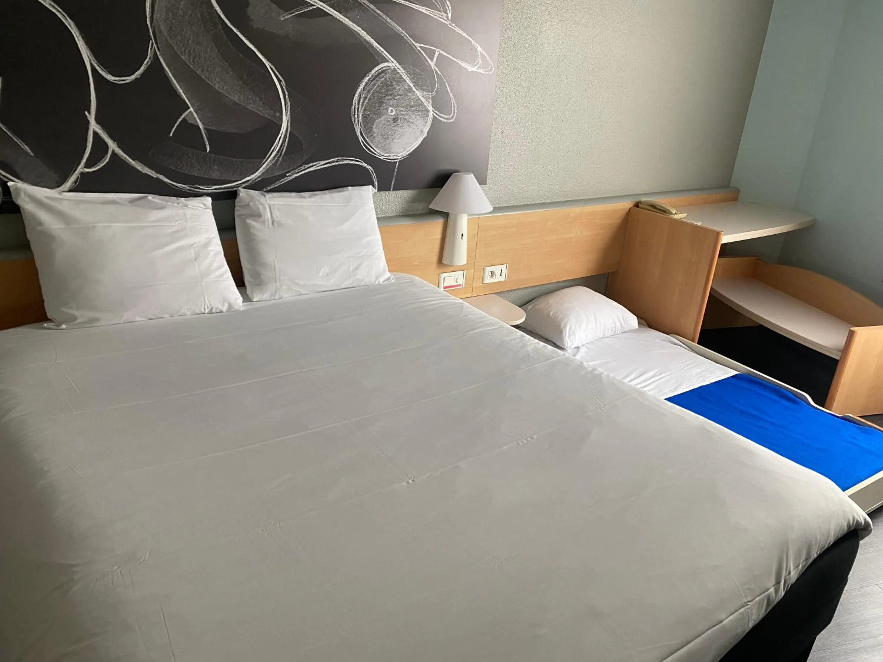 Bed in ibis Poitiers Centre