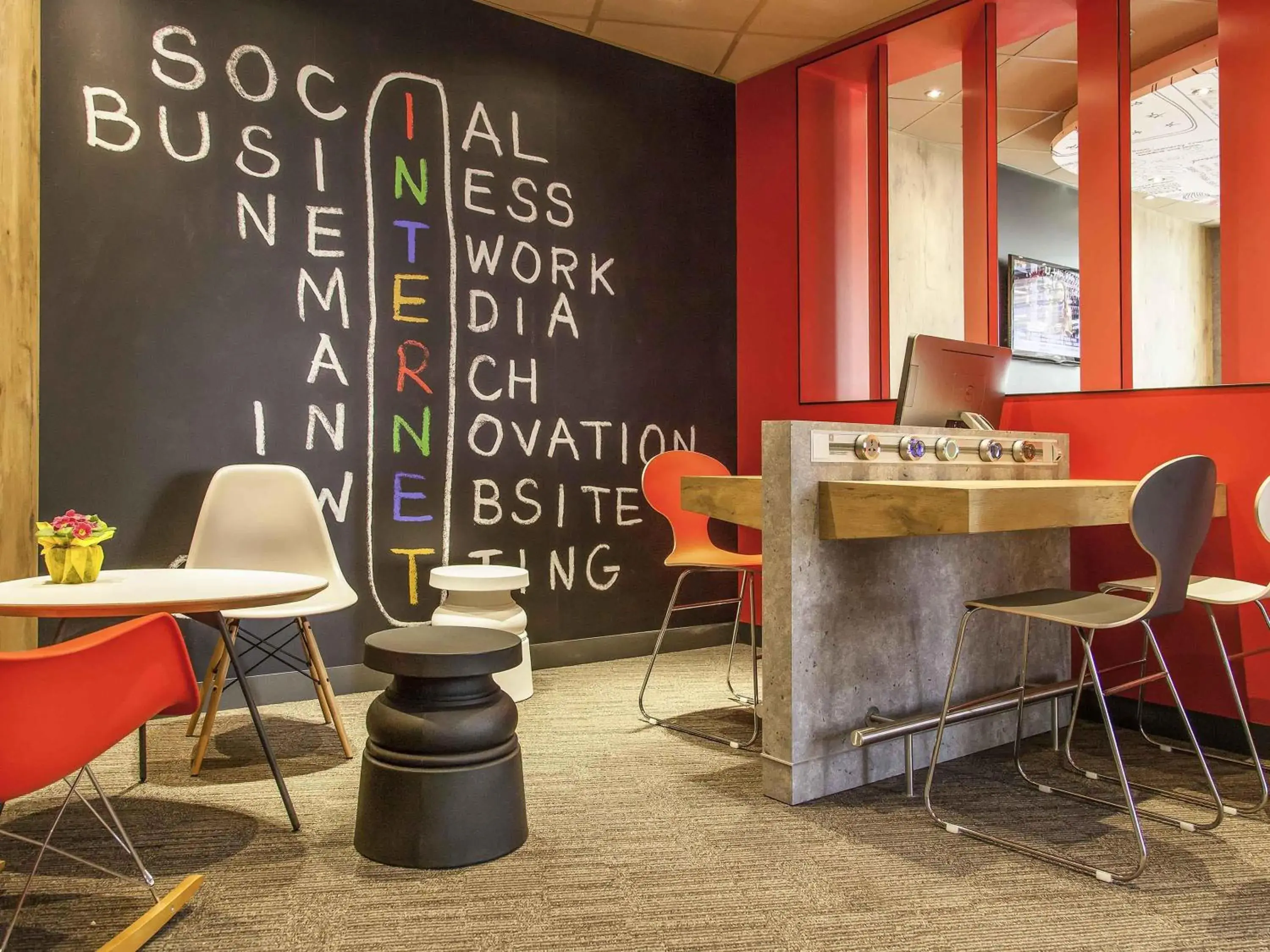 Lounge or bar in ibis Poitiers Centre Lounge or bar in ibis Poitiers Centre