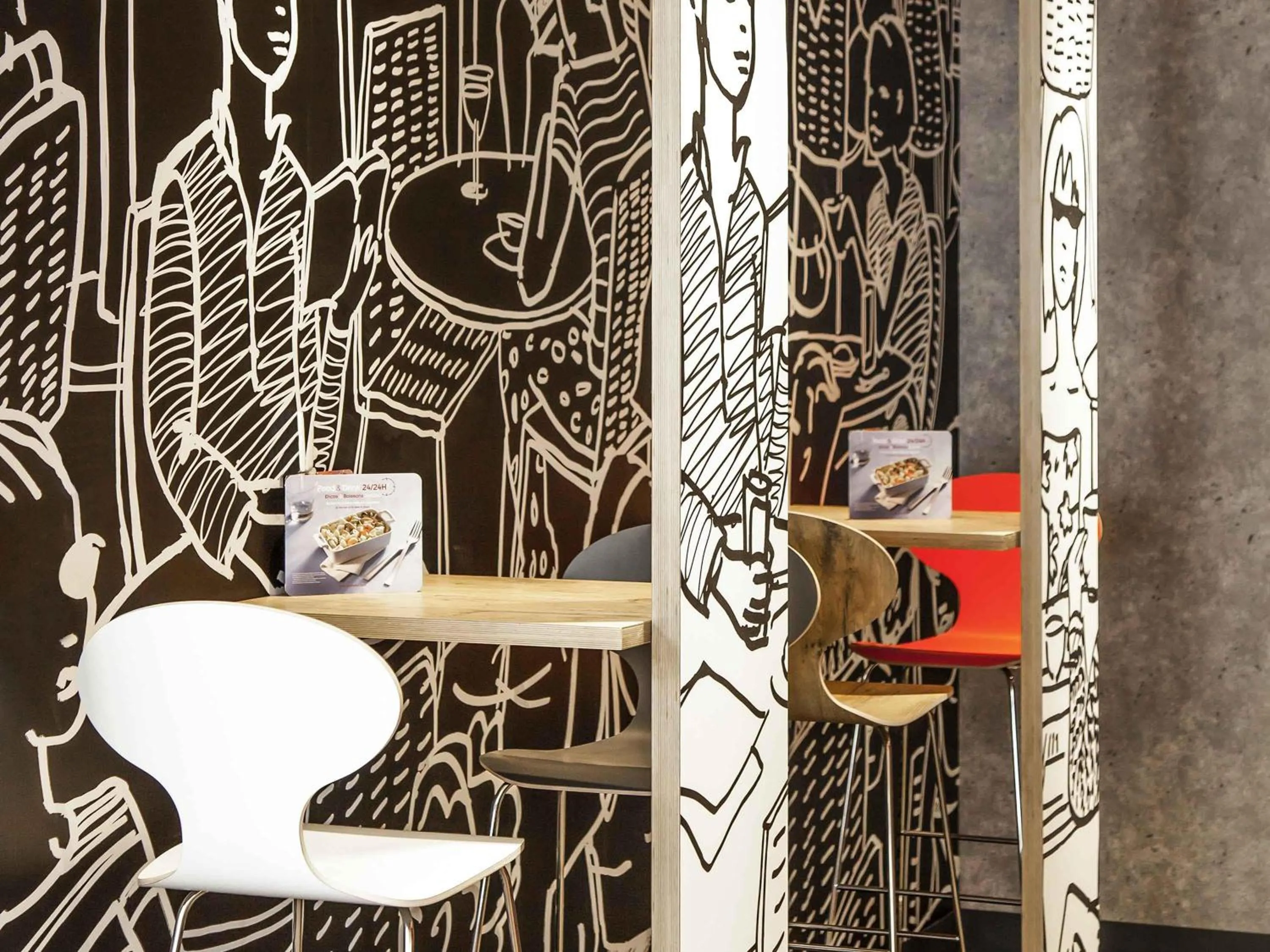 Lounge or bar in ibis Poitiers Centre