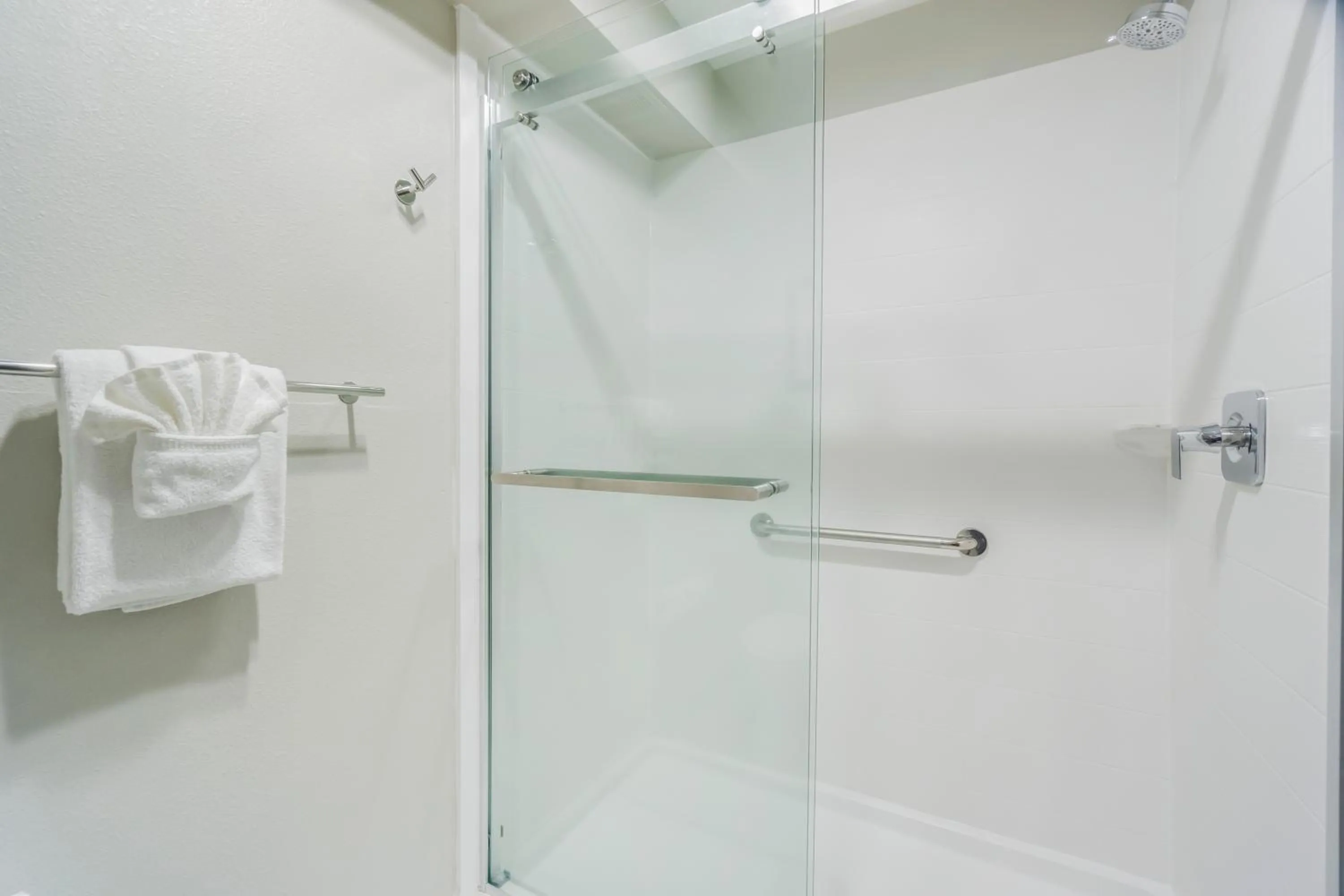 Shower in Comfort Inn & Suites Pacific - Auburn