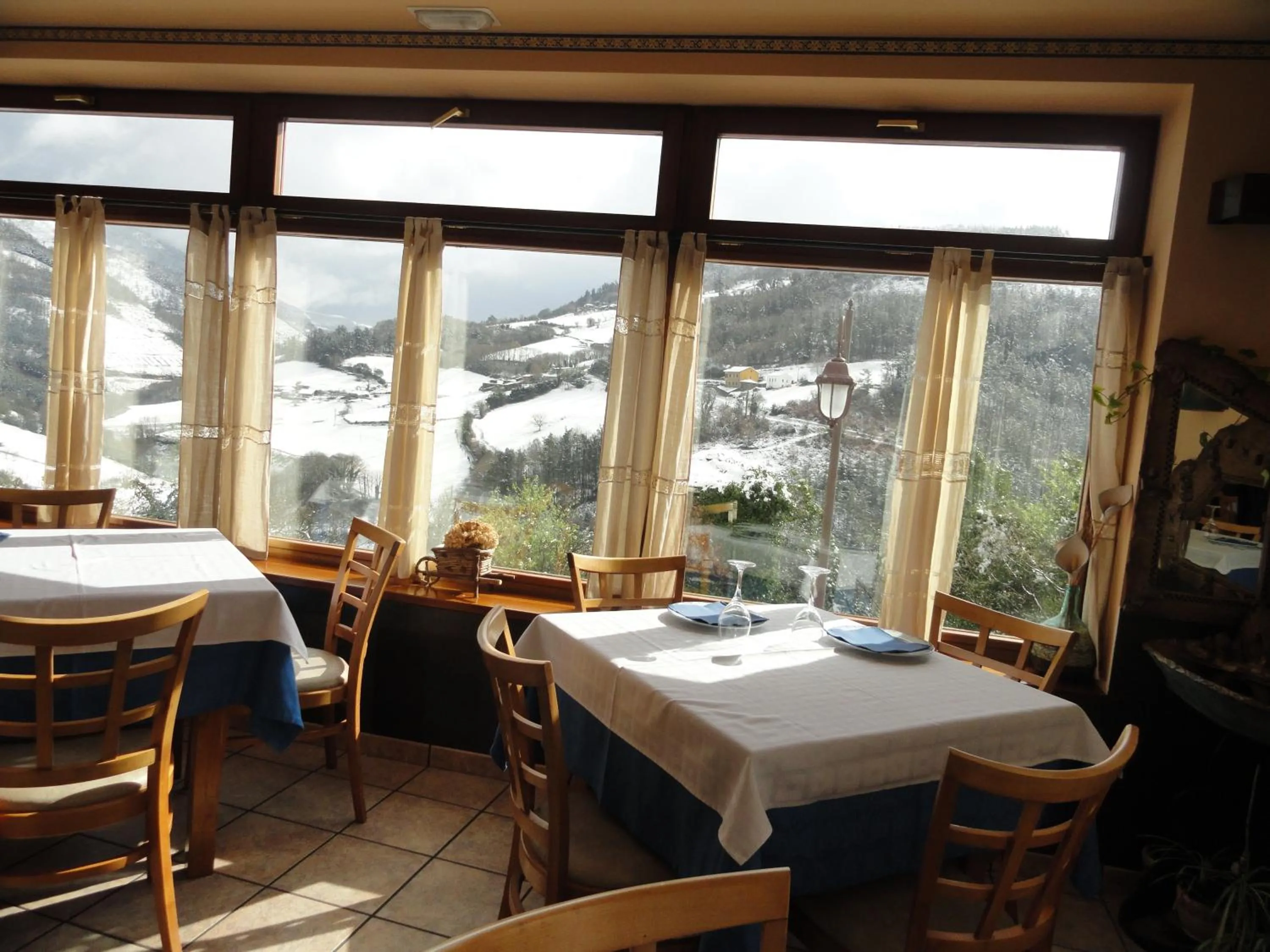 Restaurant/places to eat in Hotel Restaurante Casa Petronila