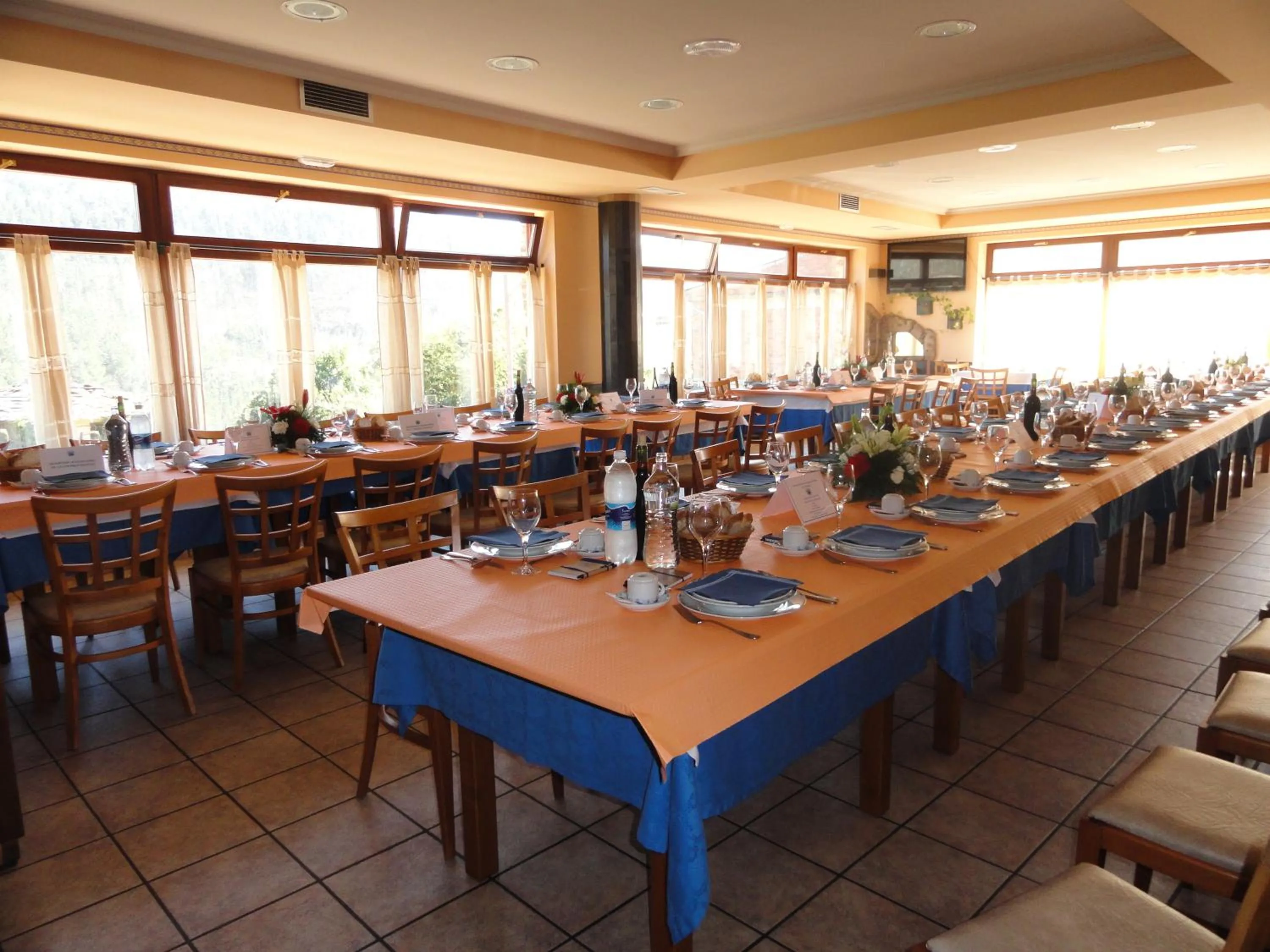 Restaurant/places to eat in Hotel Restaurante Casa Petronila