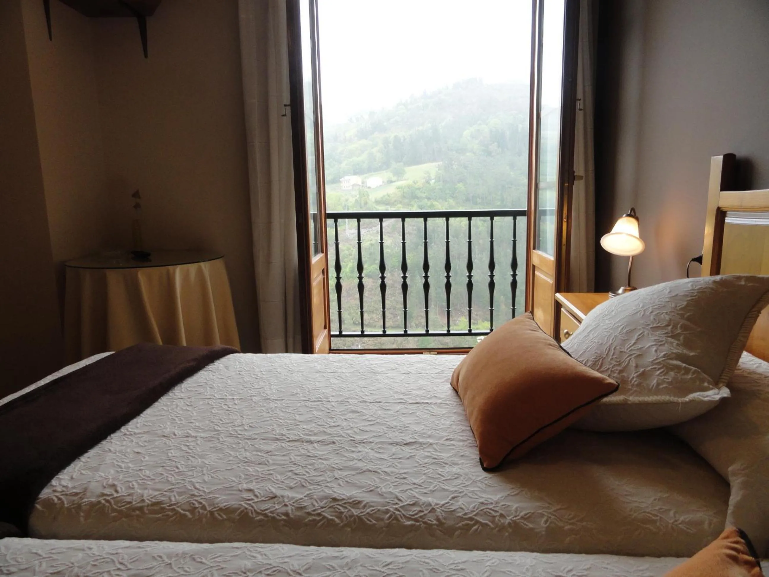 Balcony/Terrace, Bed in Hotel Restaurante Casa Petronila