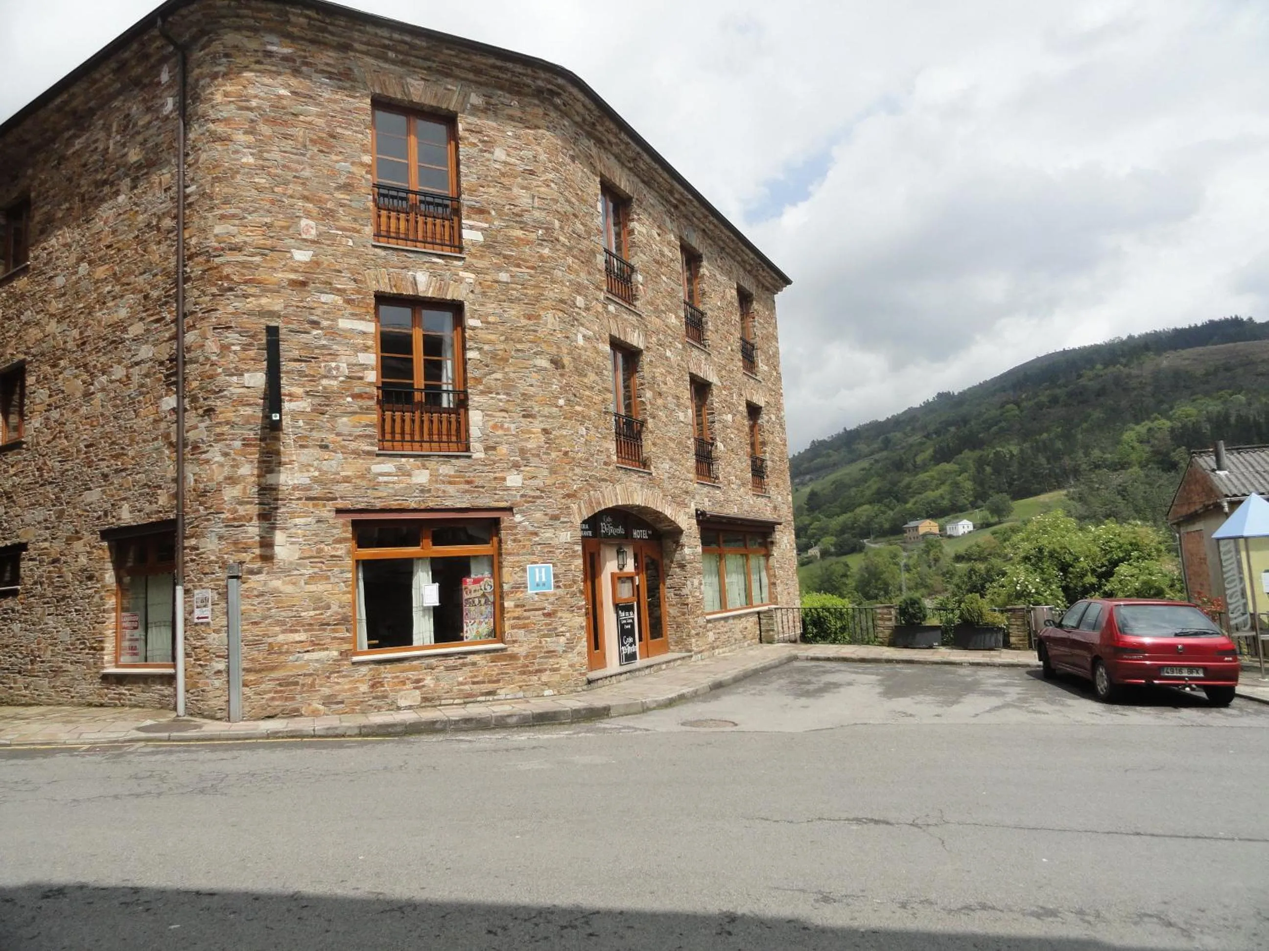 Facade/entrance in Hotel Restaurante Casa Petronila