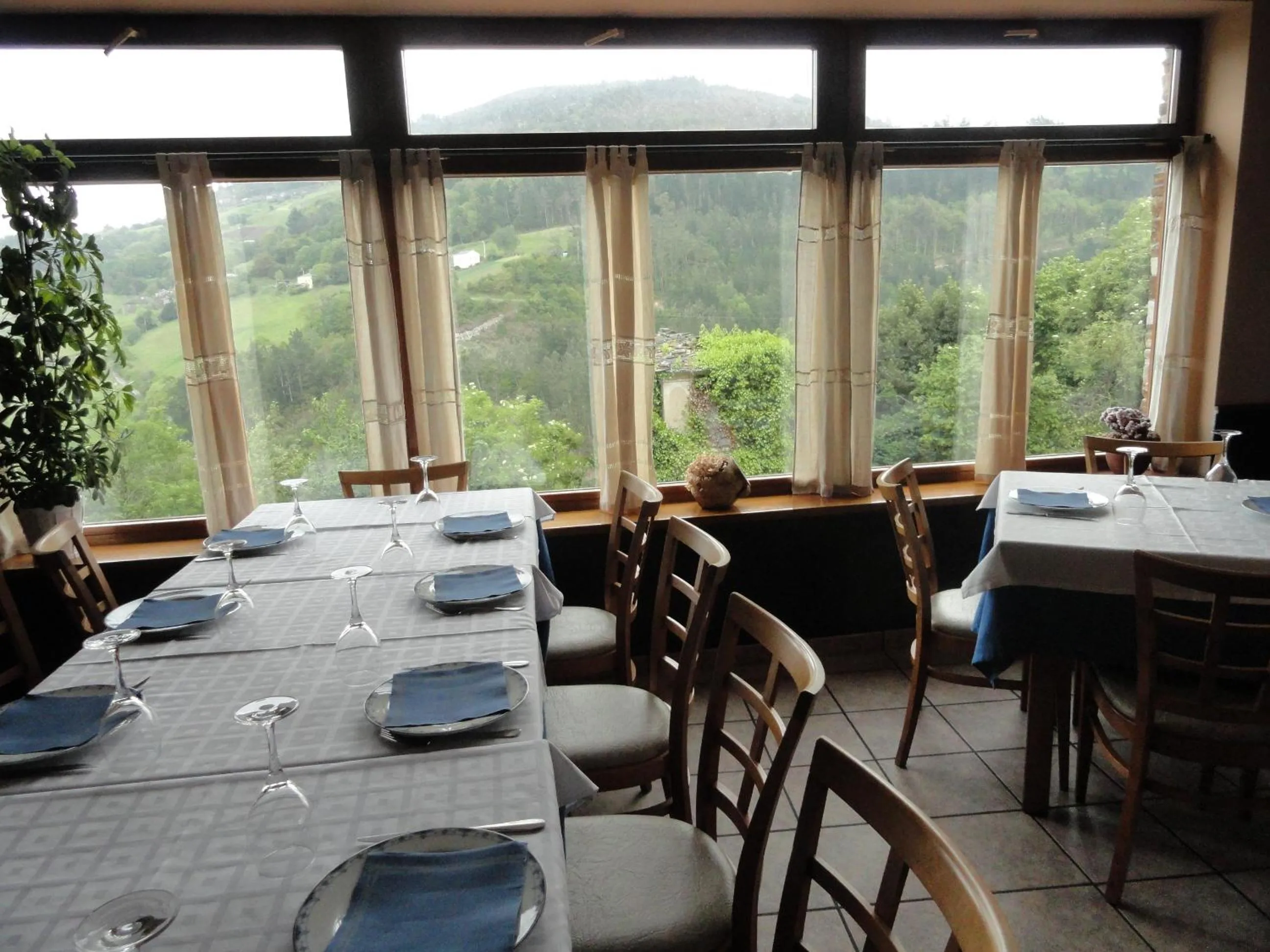 Restaurant/places to eat in Hotel Restaurante Casa Petronila