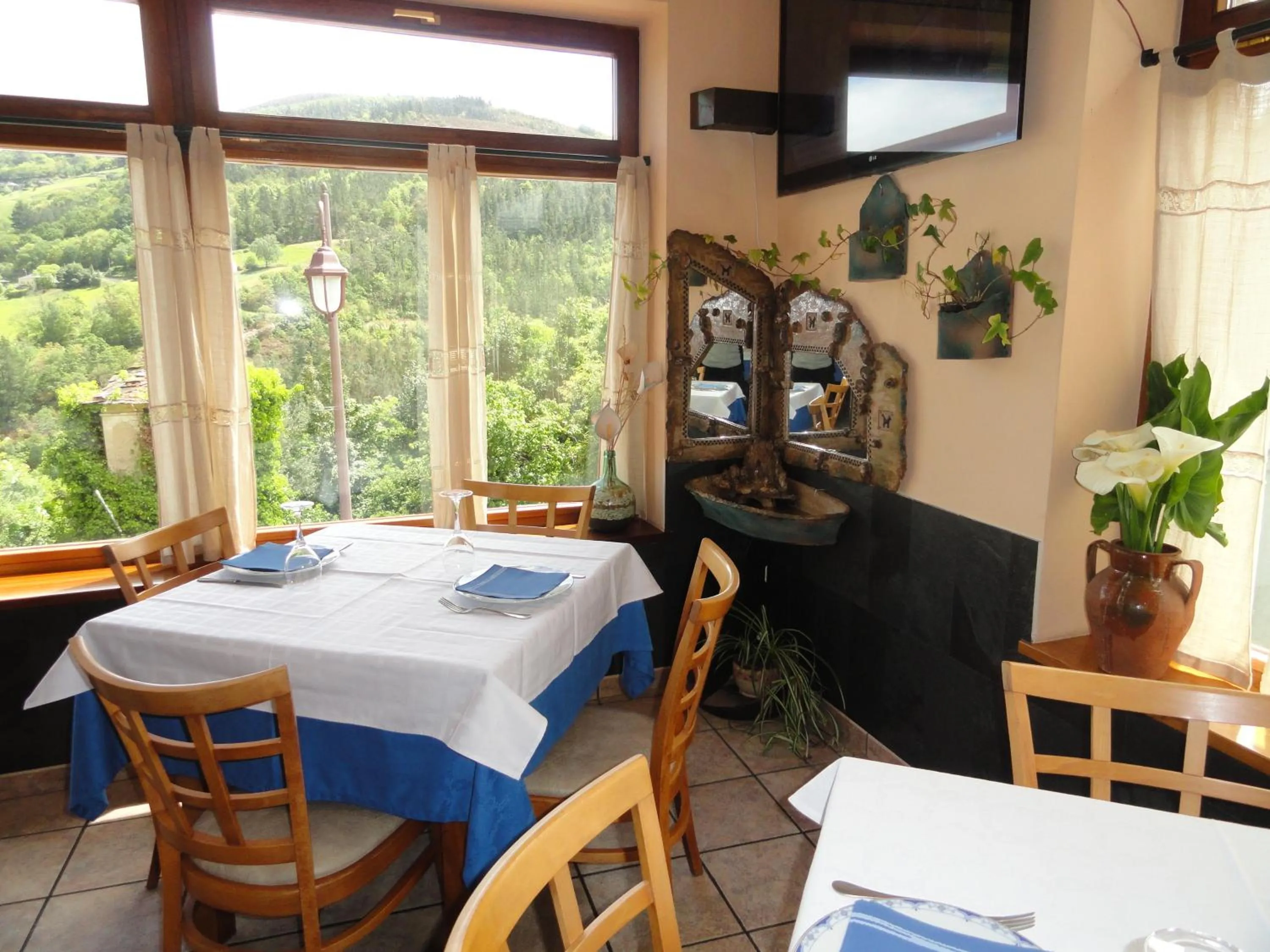 Restaurant/places to eat in Hotel Restaurante Casa Petronila