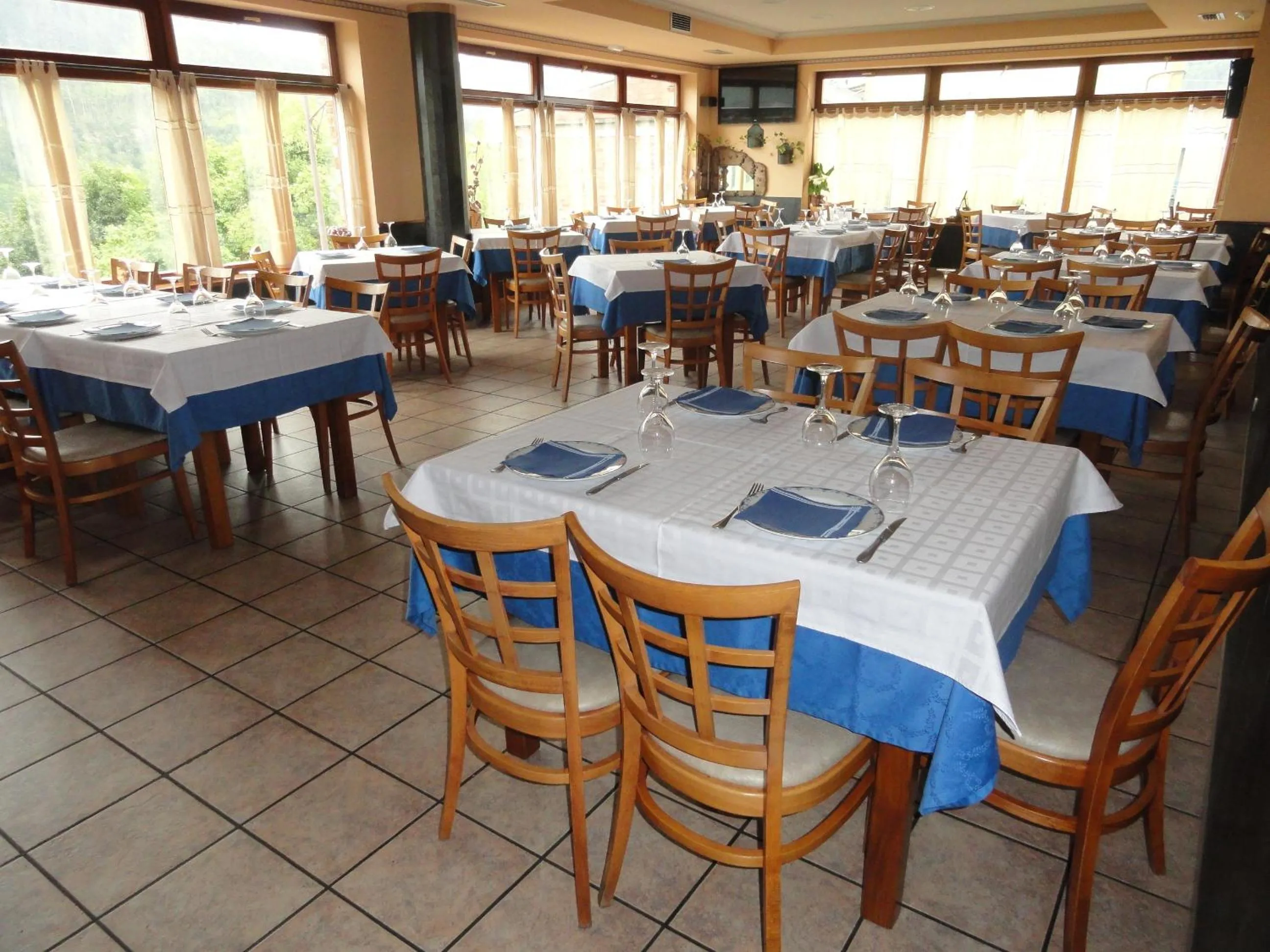 Restaurant/places to eat in Hotel Restaurante Casa Petronila