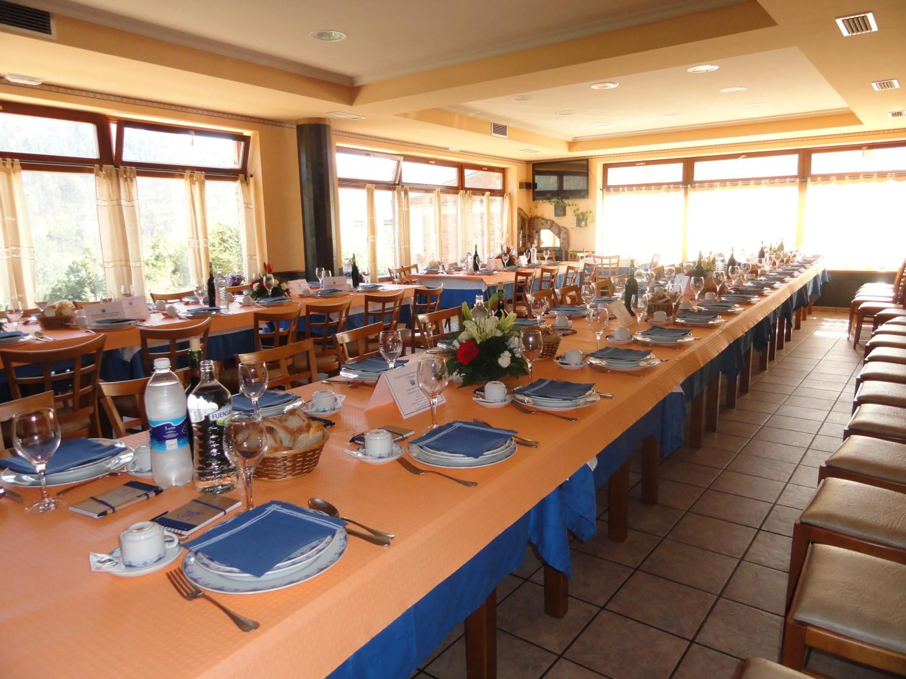 Restaurant/places to eat in Hotel Restaurante Casa Petronila