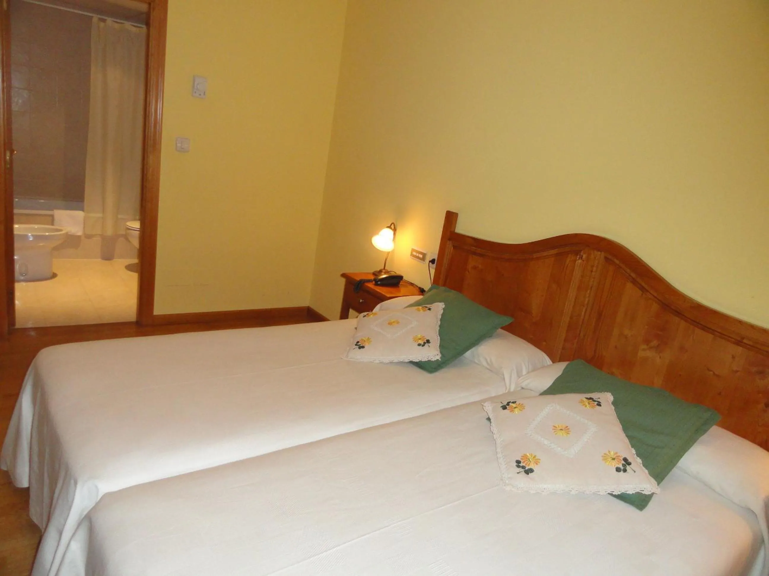 Toilet, Bed in Hotel Restaurante Casa Petronila