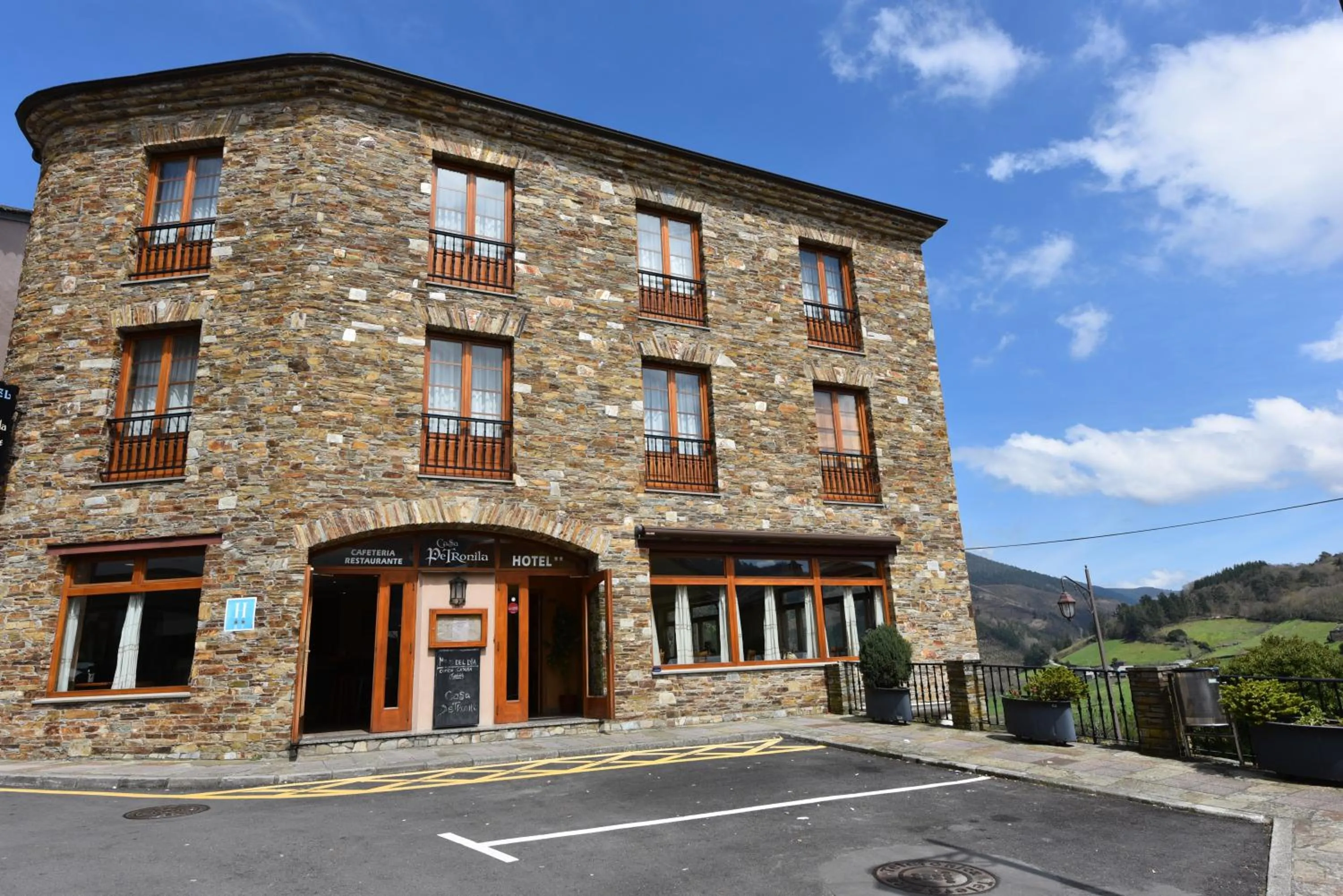 Property building in Hotel Restaurante Casa Petronila