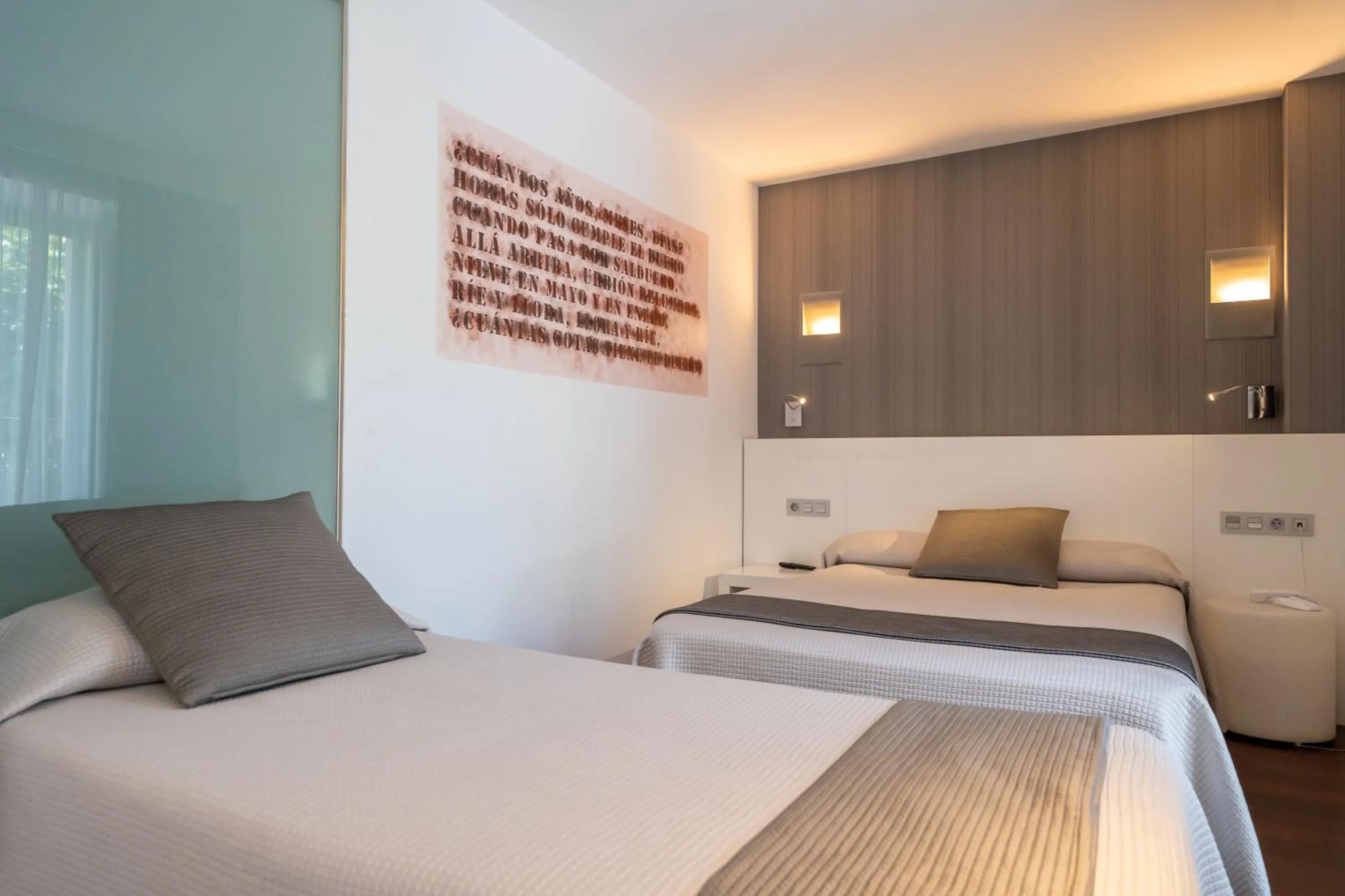 Bed in Hotel Apolonia Soria