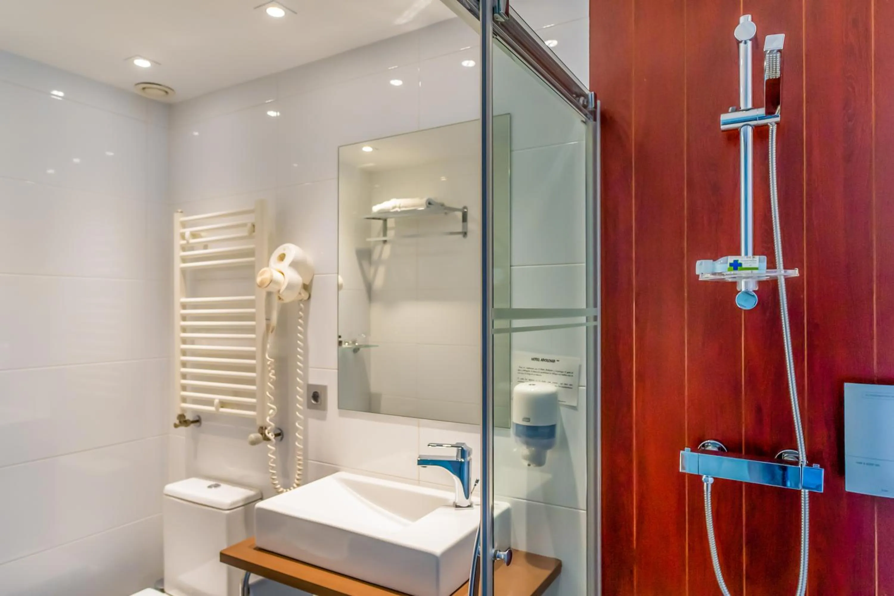 Bathroom in Hotel Apolonia Soria