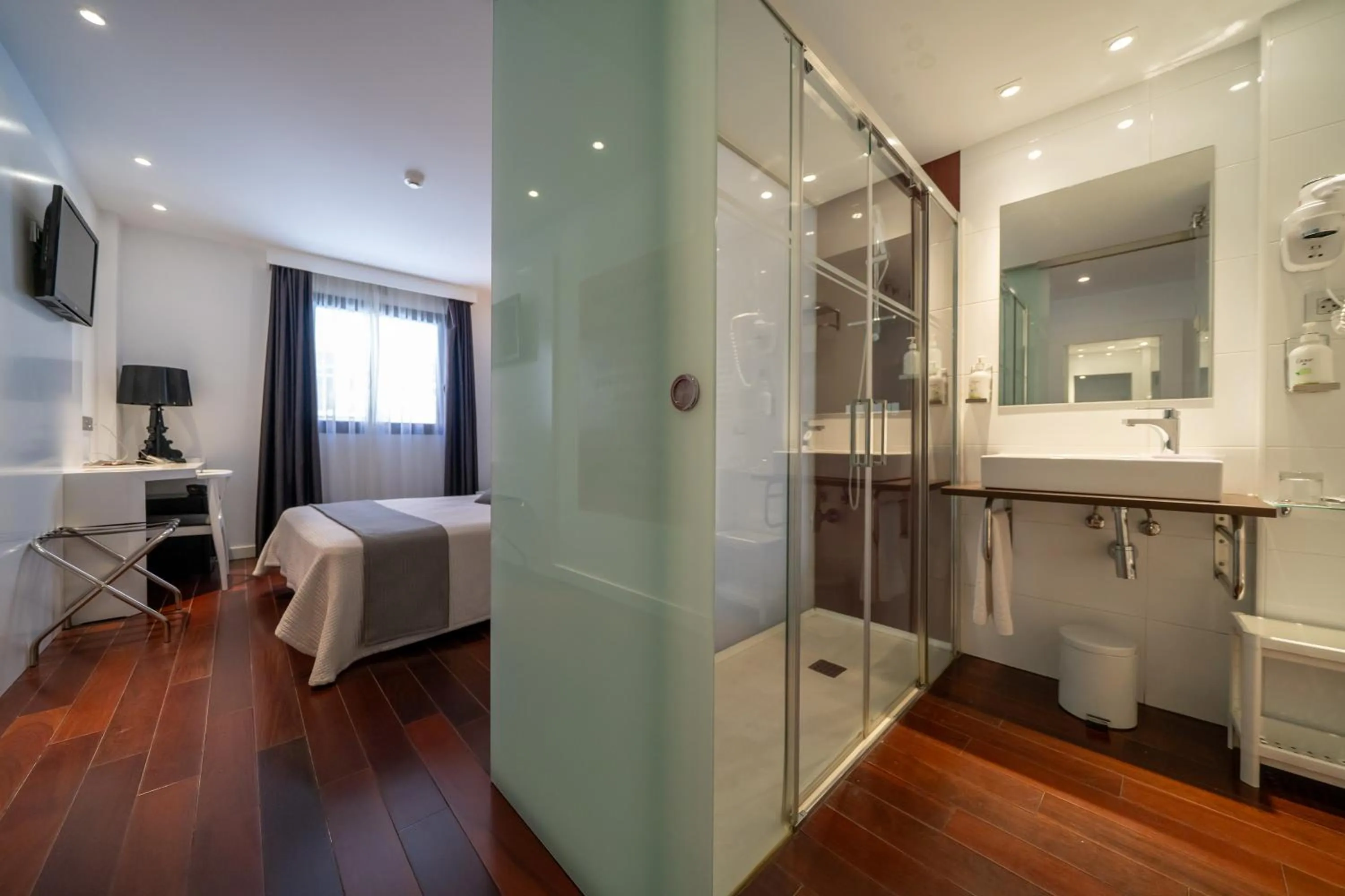 Bed in Hotel Apolonia Soria