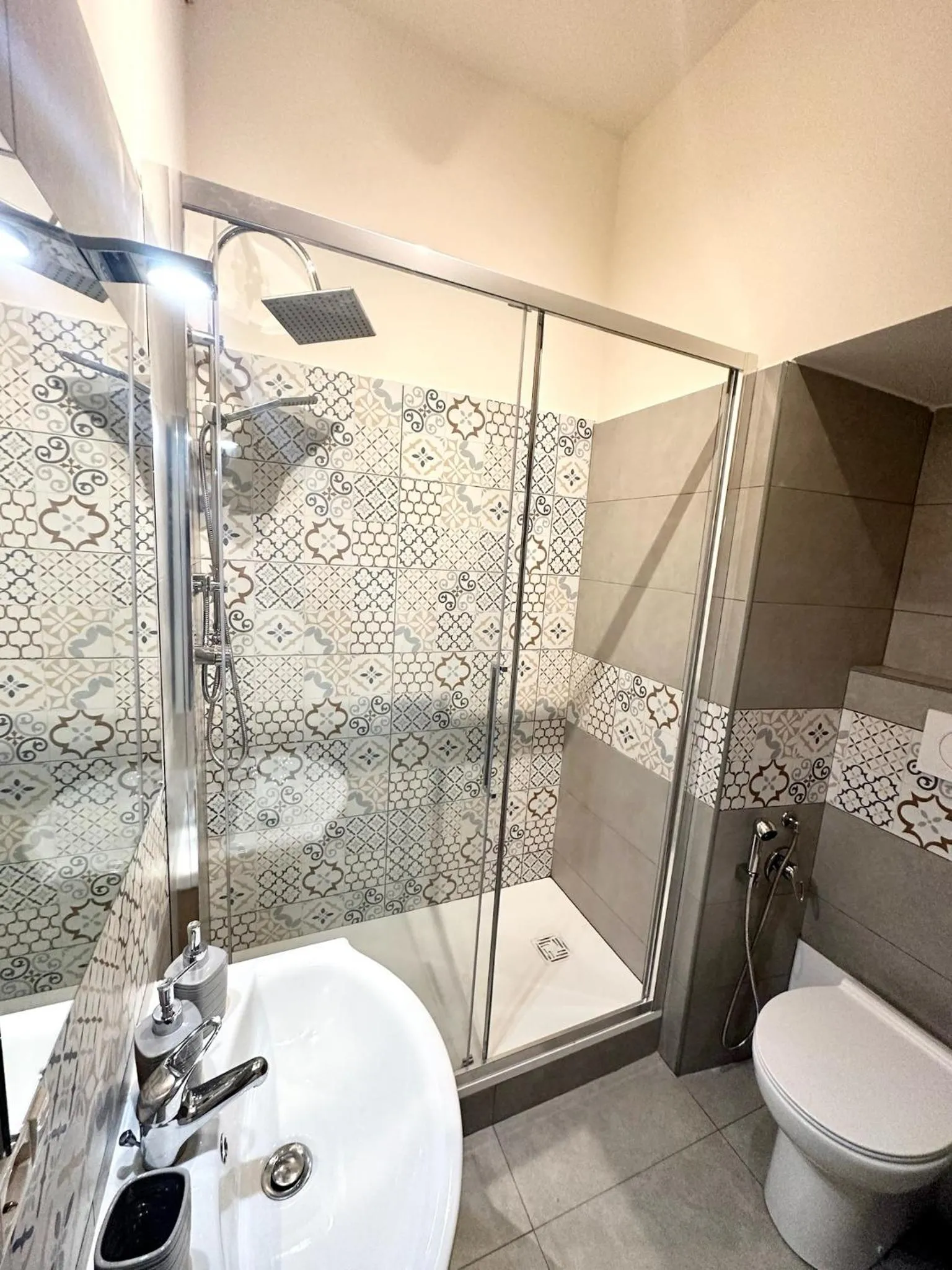 Shower in River View