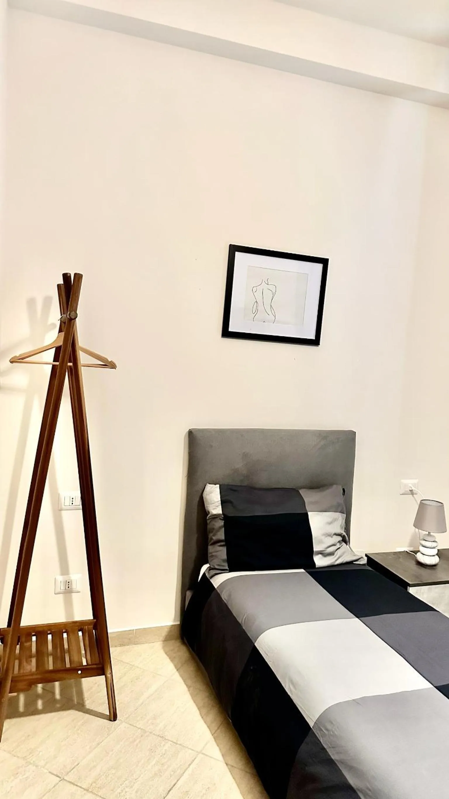 Photo of the whole room, Bed in River View