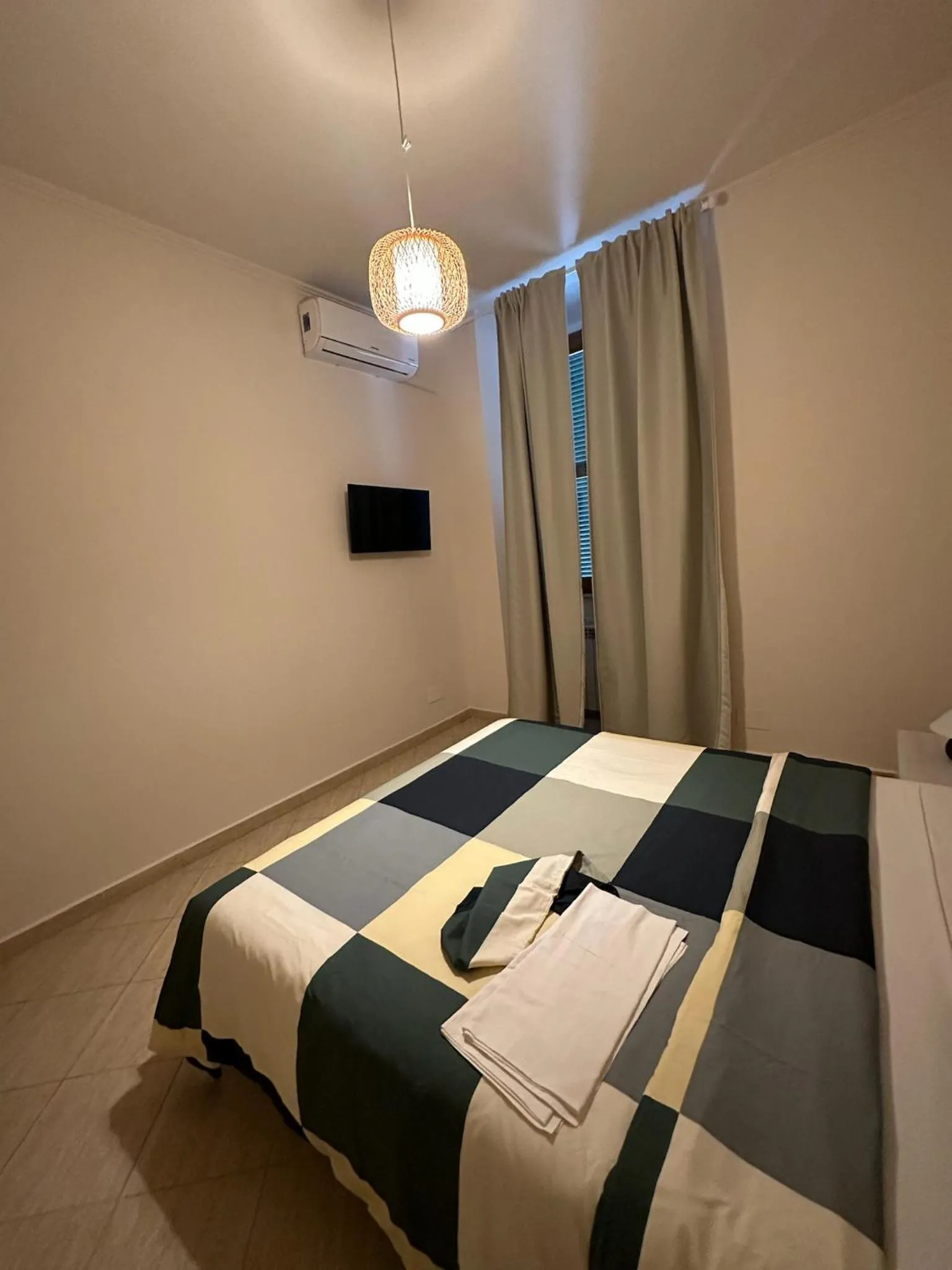 Communal lounge/ TV room, Bed in River View