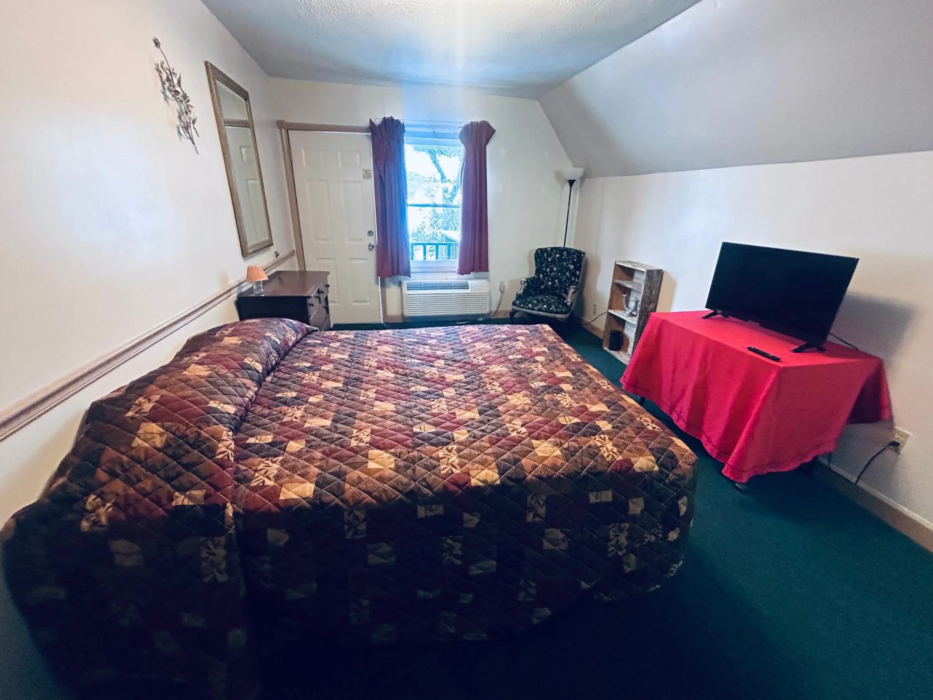 Bedroom in Big South Fork Trail Lodge Stearns