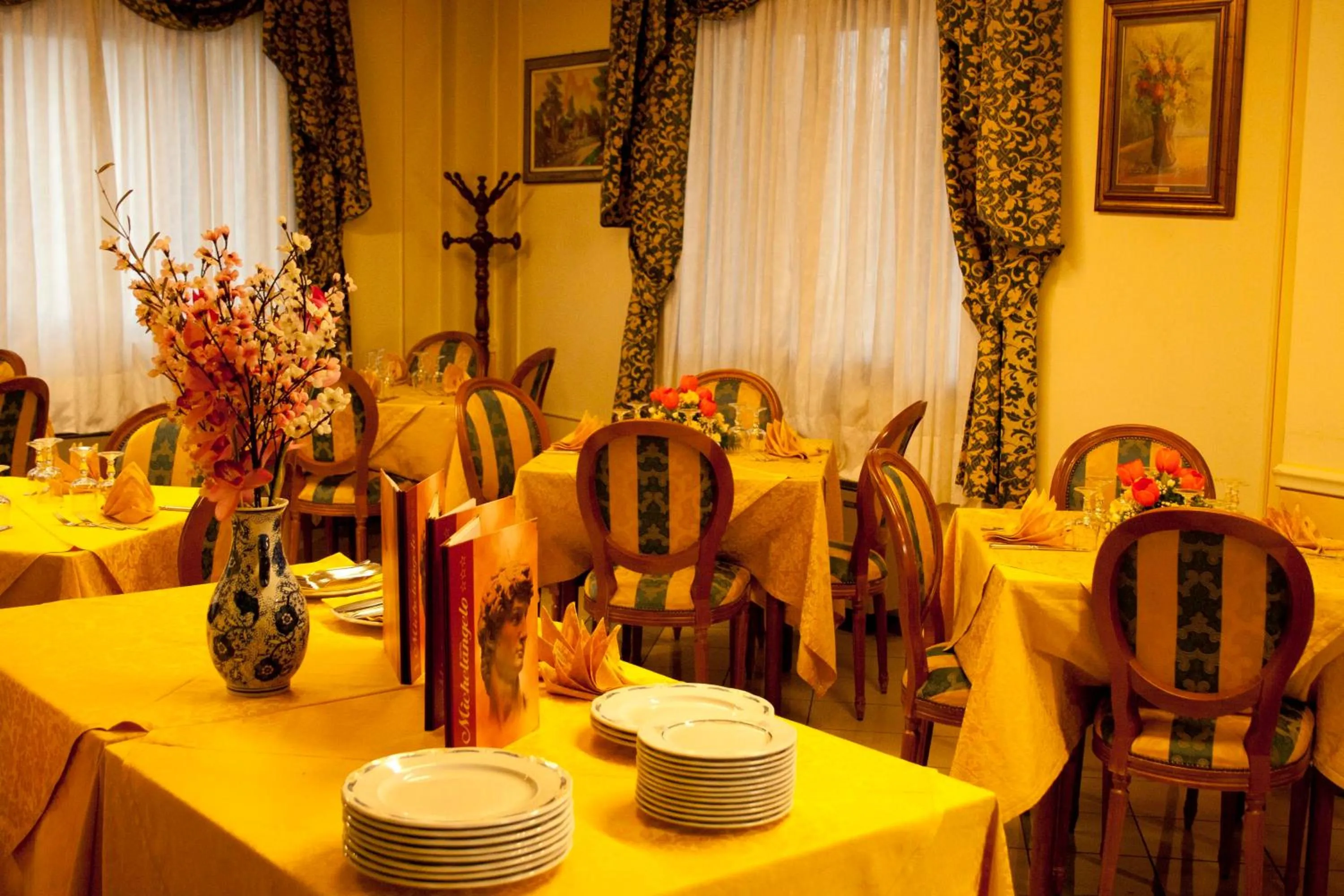 Restaurant/places to eat in Hotel Michelangelo