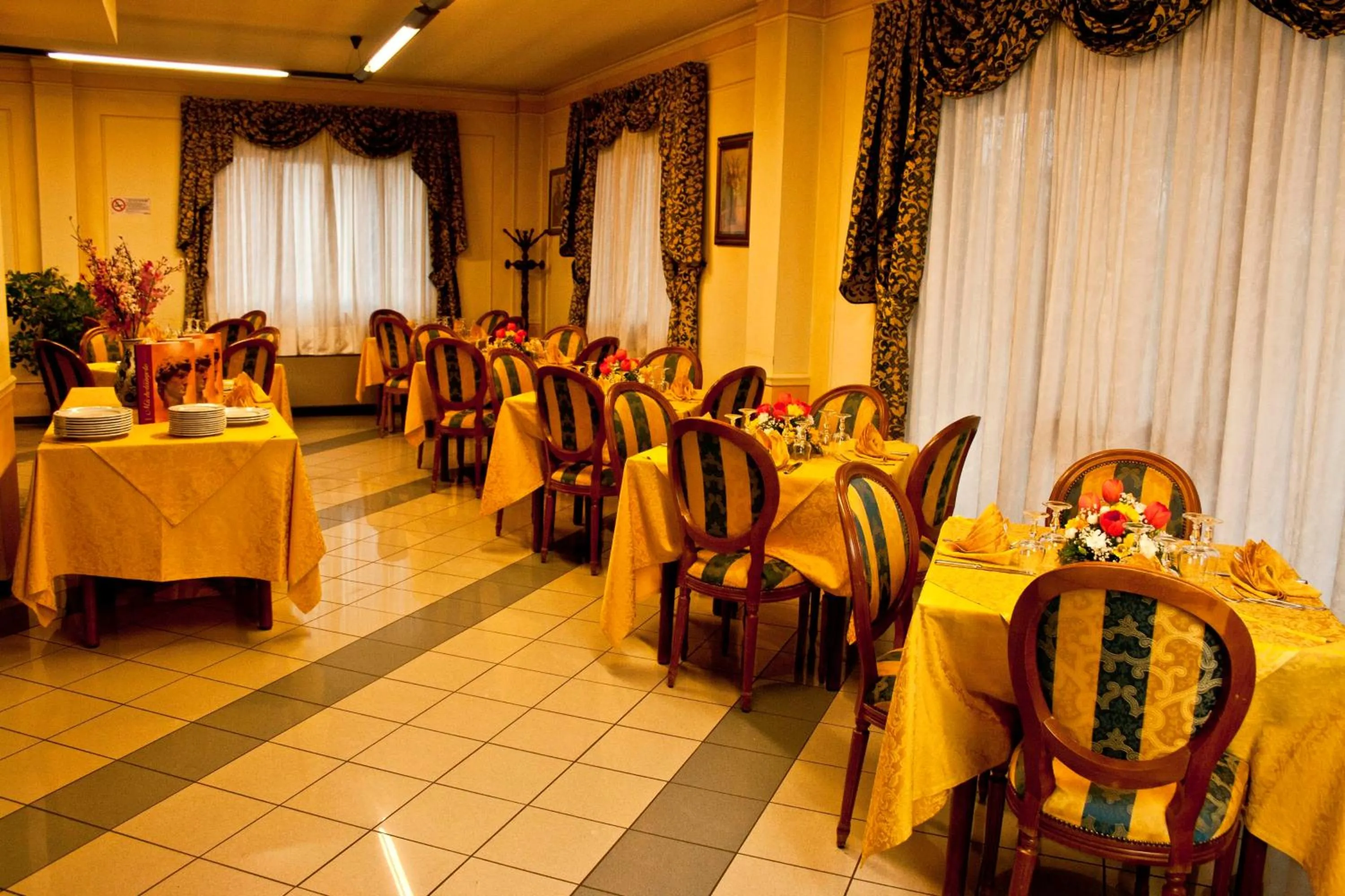 Restaurant/places to eat in Hotel Michelangelo