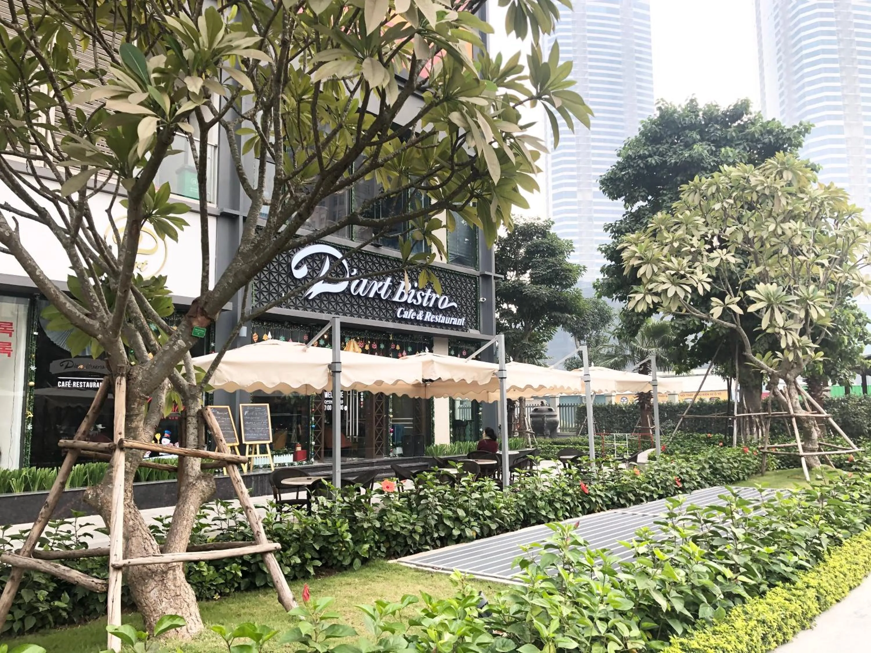 Restaurant/places to eat in Luxury Condotel 2BR Vinhomes Skylake Keangnam - Netflix free