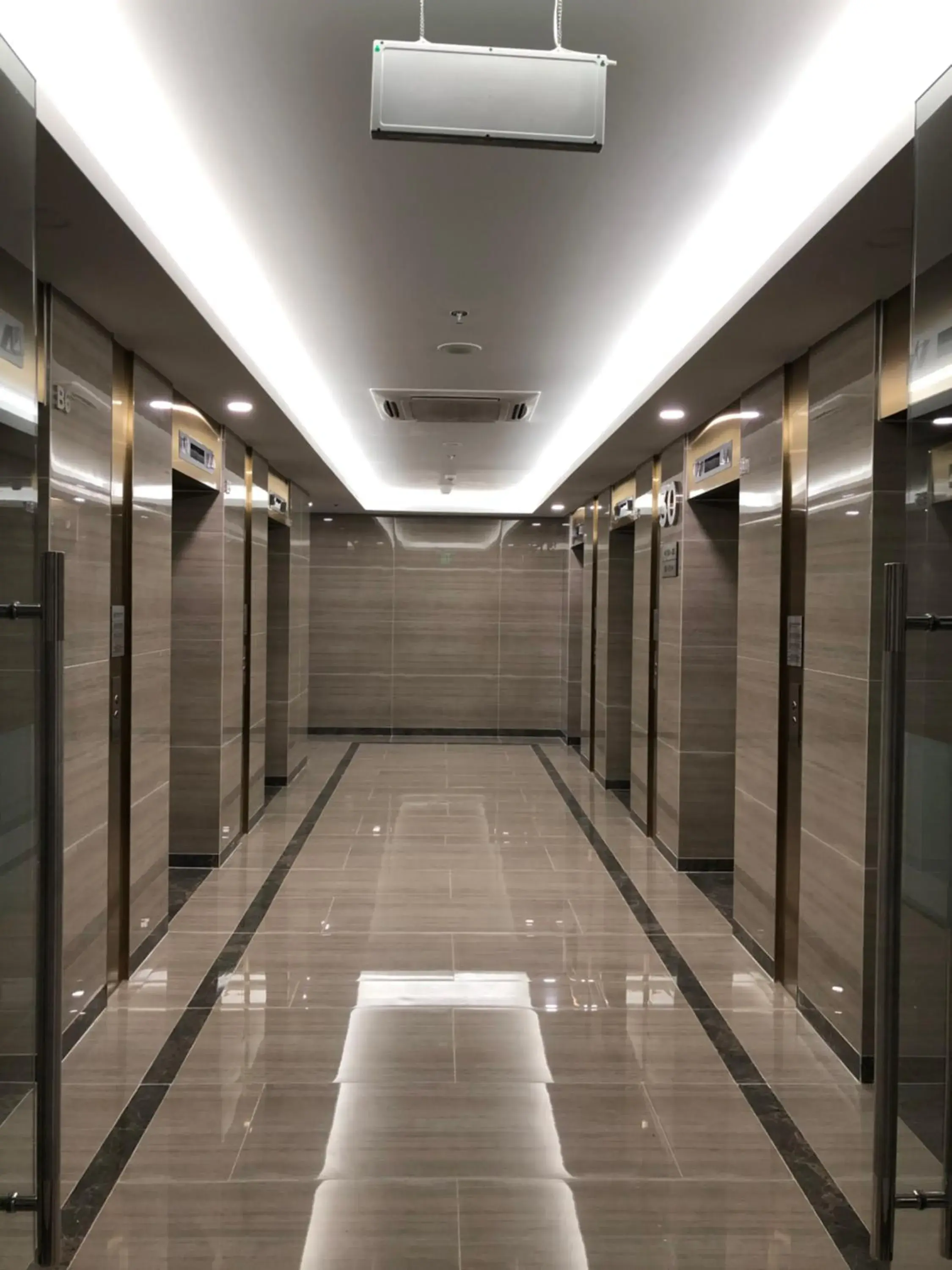 Lobby or reception in Luxury Condotel 2BR Vinhomes Skylake Keangnam - Netflix free Lobby or reception in Luxury Condotel 2BR Vinhomes Skylake Keangnam - Netflix free