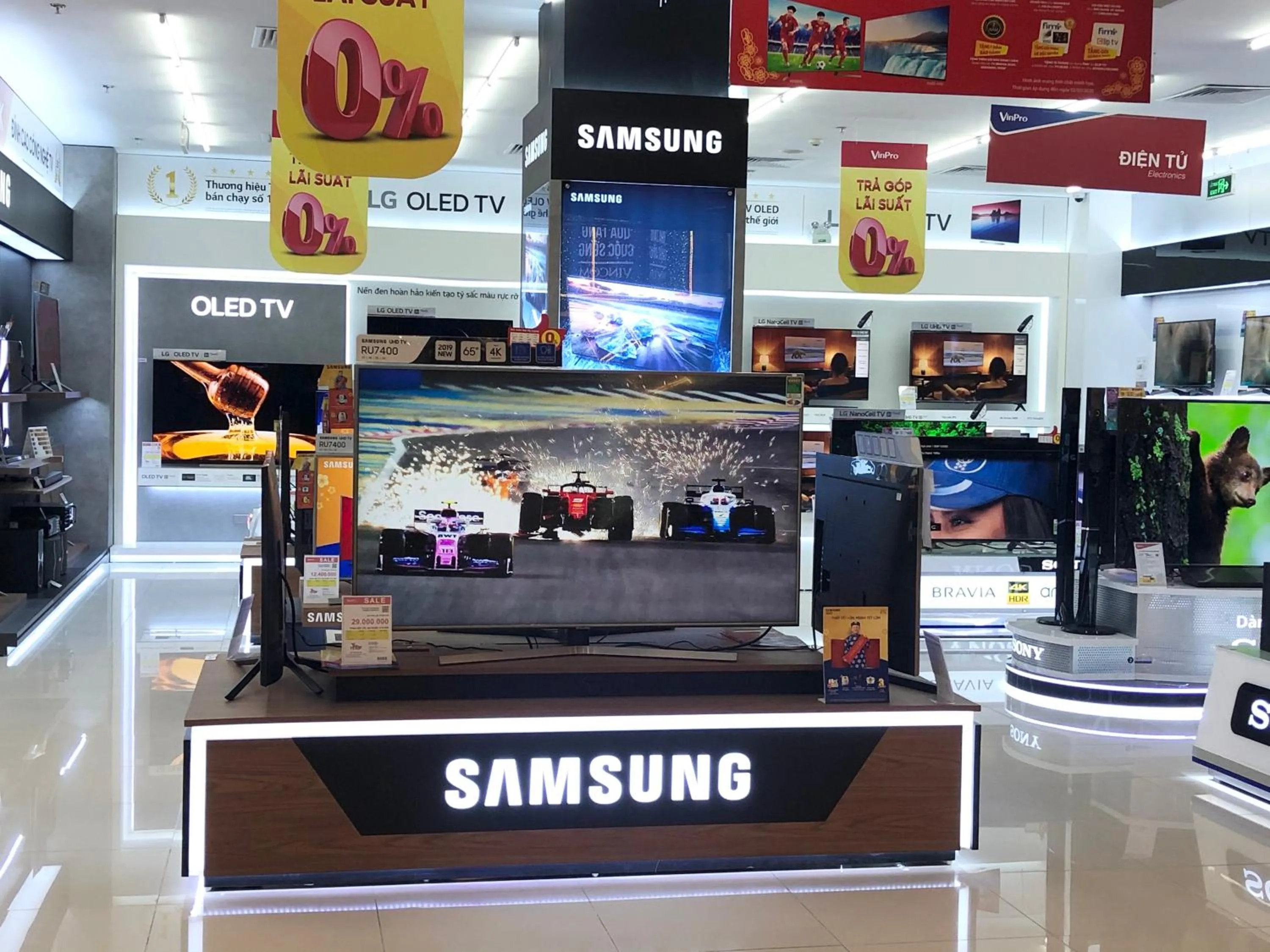 Shopping Area in Luxury Condotel 2BR Vinhomes Skylake Keangnam - Netflix free