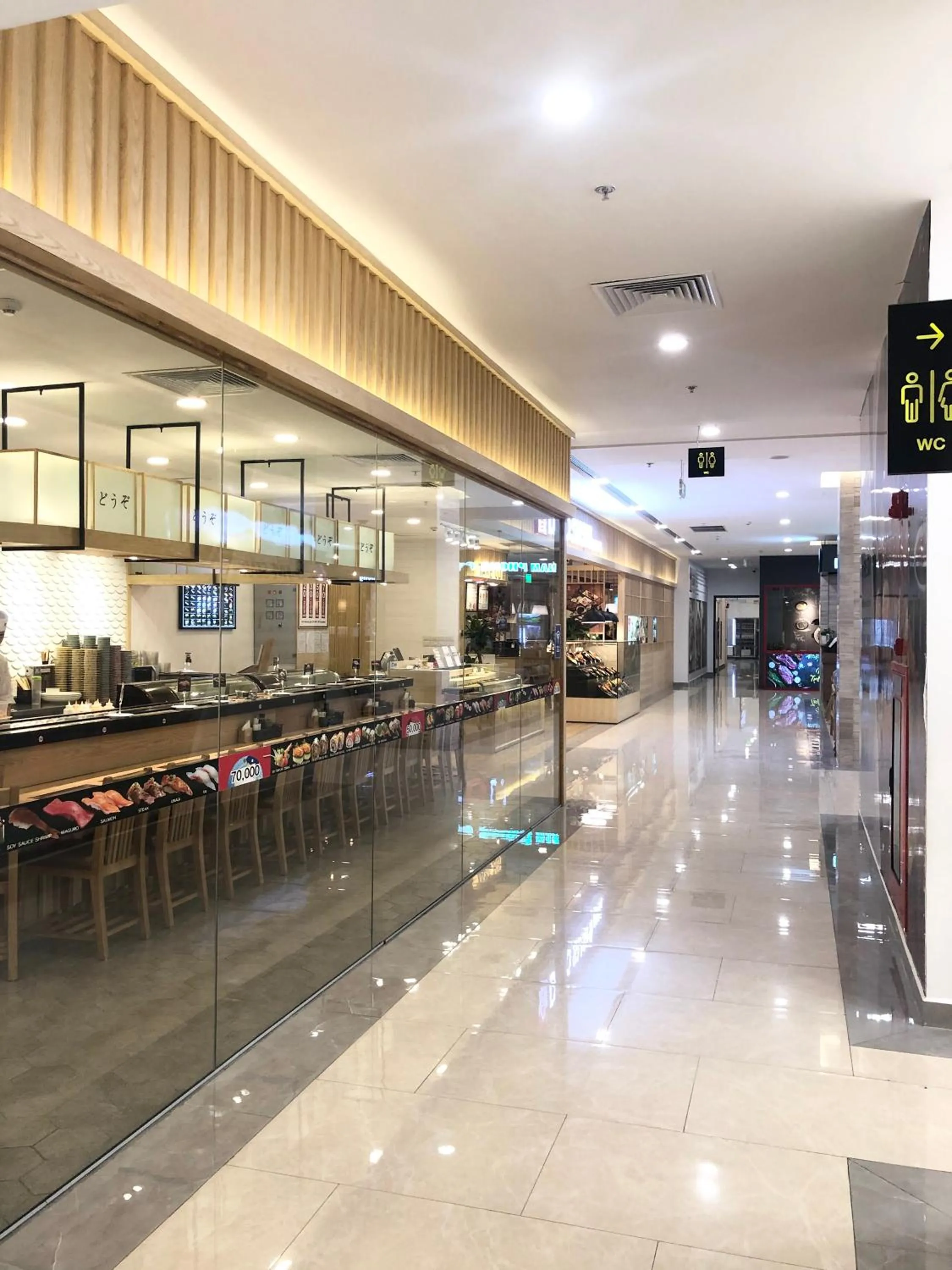 Restaurant/places to eat in Luxury Condotel 2BR Vinhomes Skylake Keangnam - Netflix free