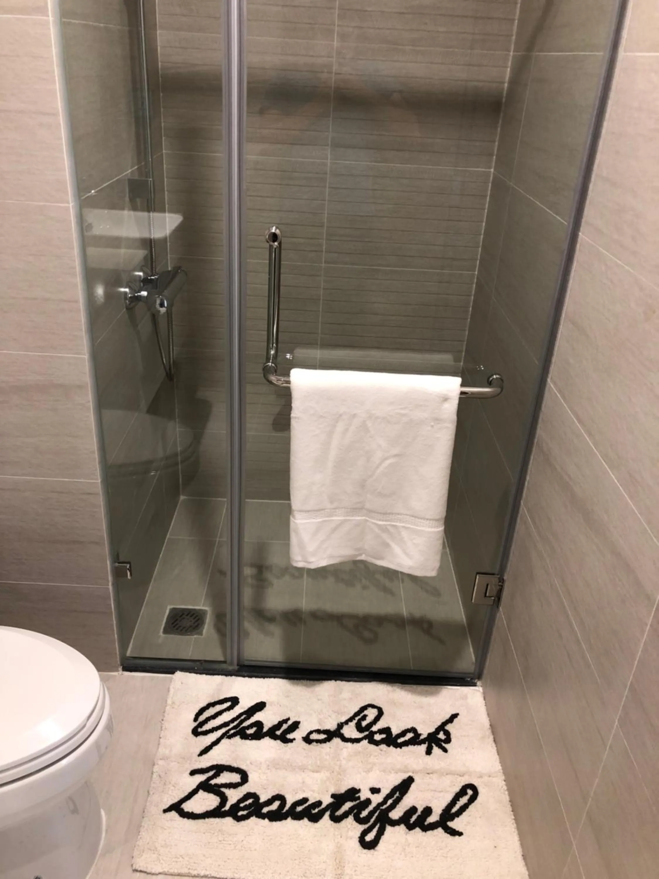 Bathroom in Luxury Condotel 2BR Vinhomes Skylake Keangnam - Netflix free