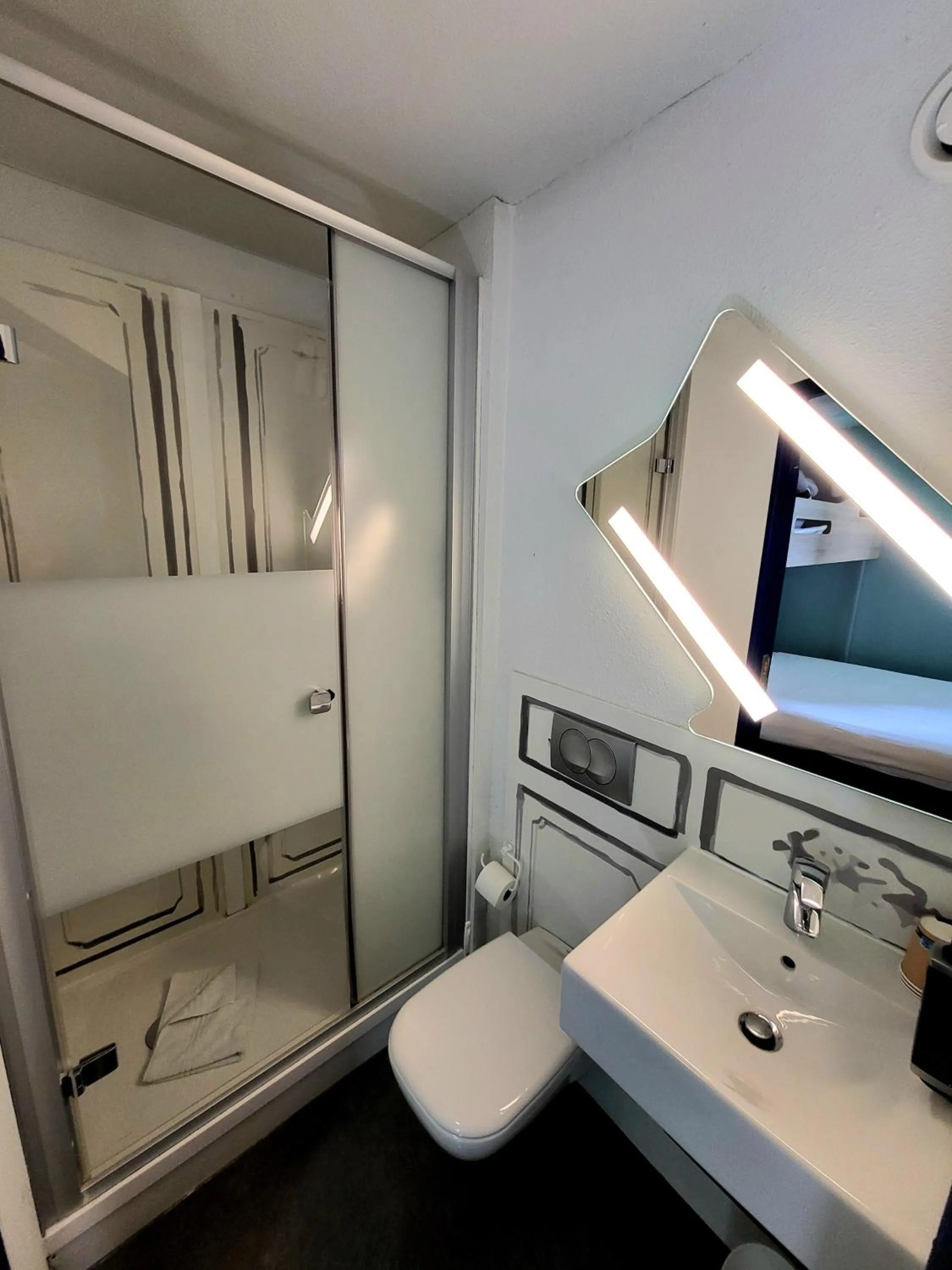 Bathroom in ibis budget Marne La Vallée Noisy Le Grand