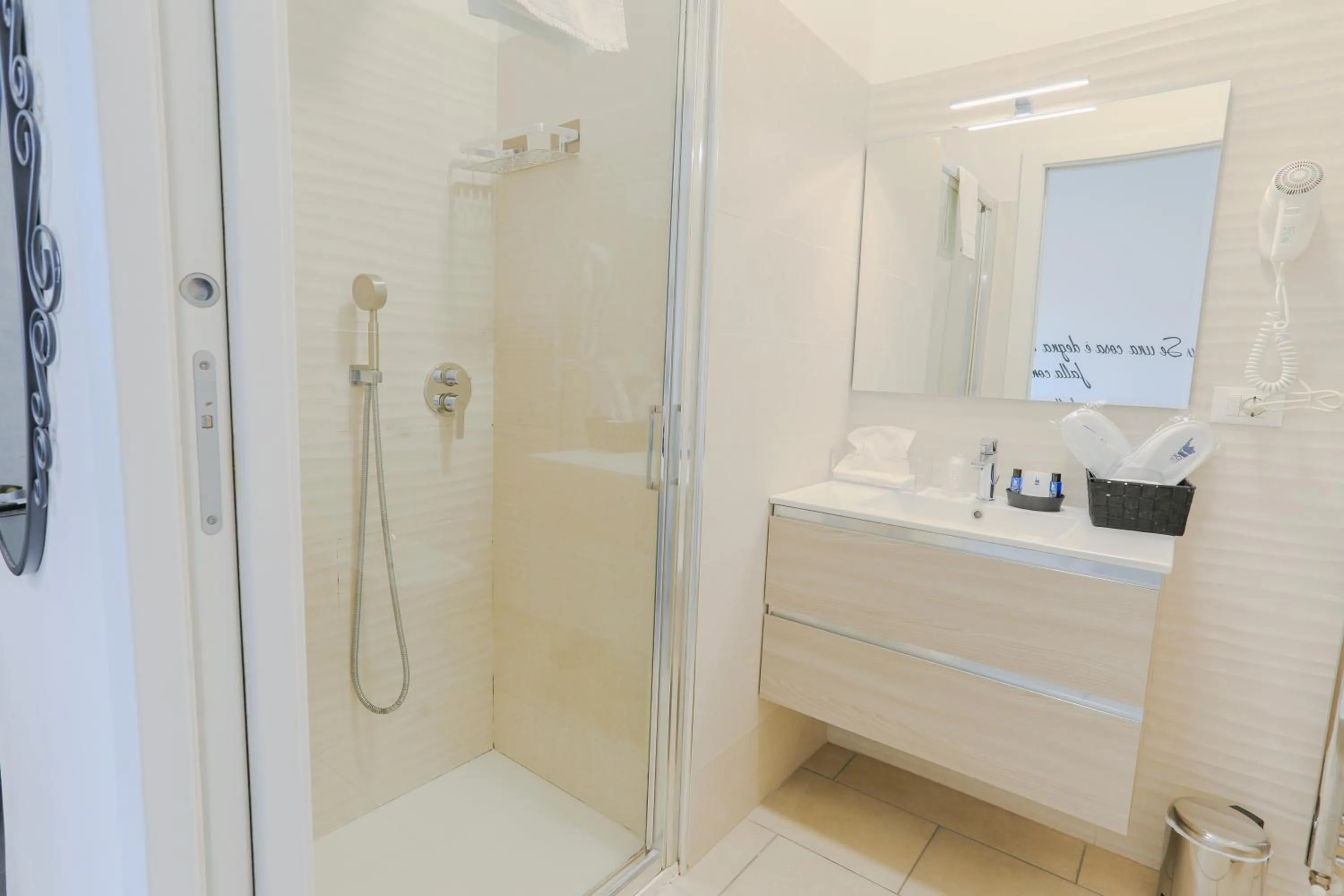 Shower in HOLABOLOGNA Luxury Rooms and Flats