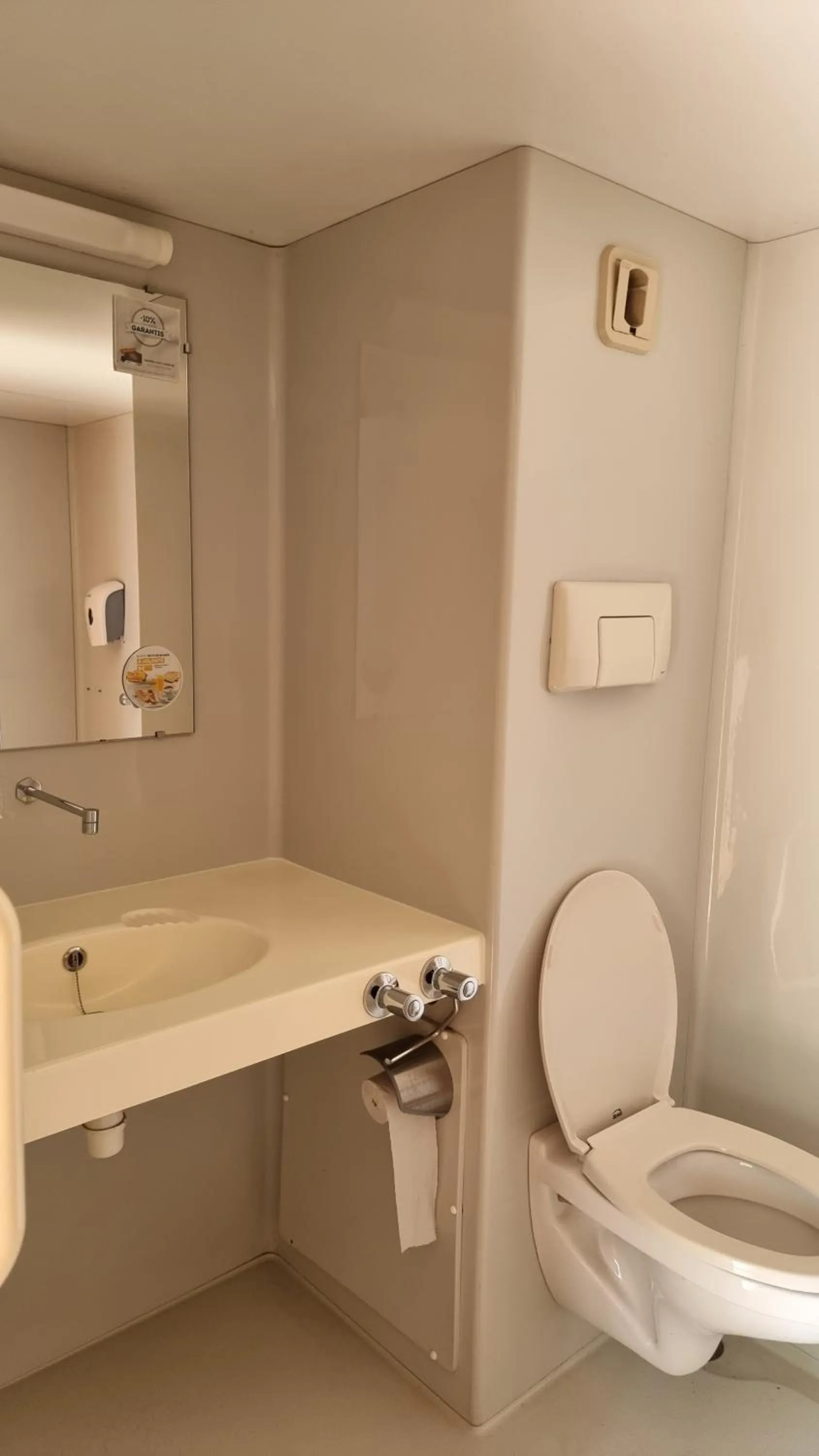 Bathroom in Première Classe Montluçon Saint Victor