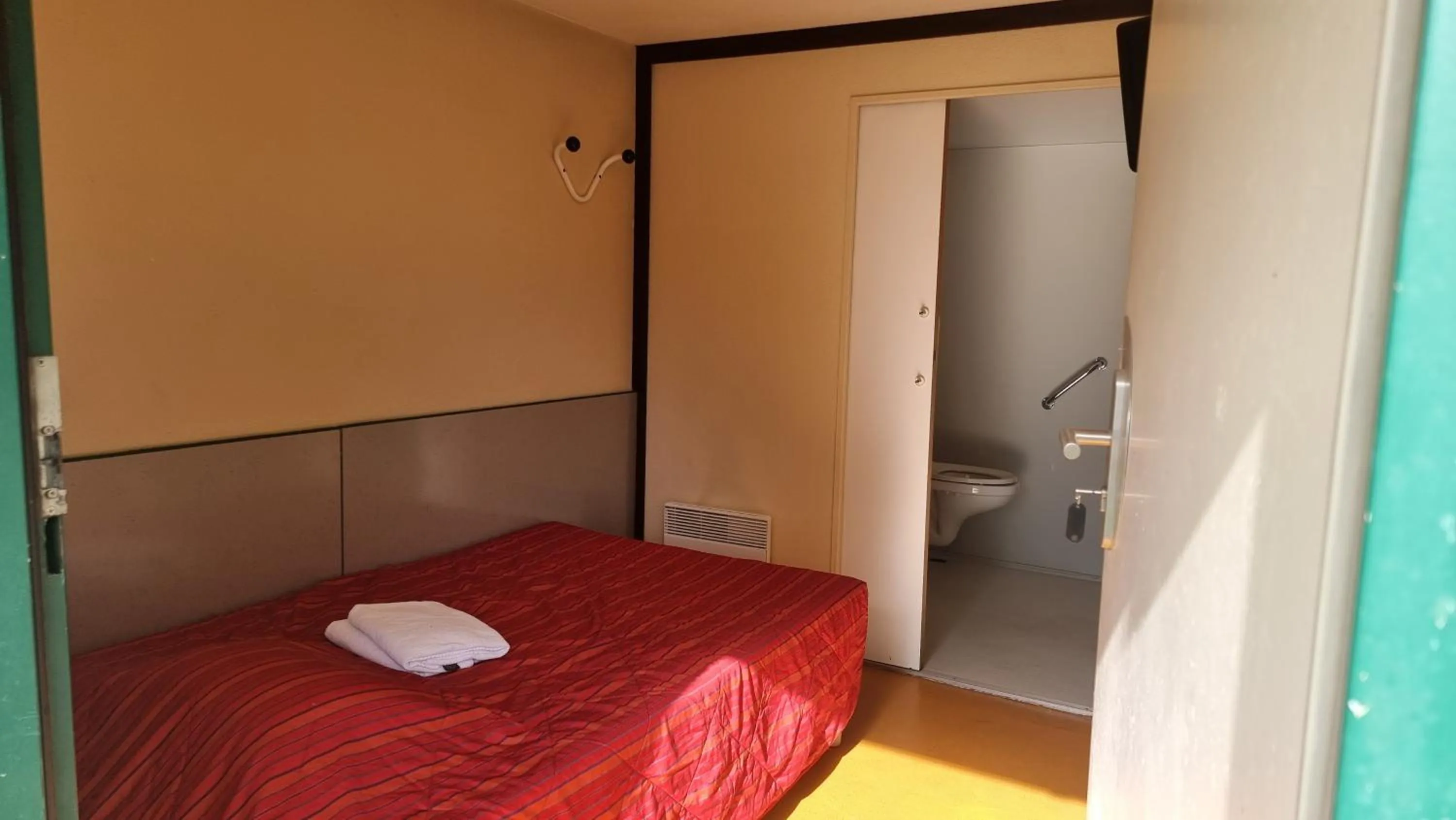 Photo of the whole room, Bed in Première Classe Montluçon Saint Victor