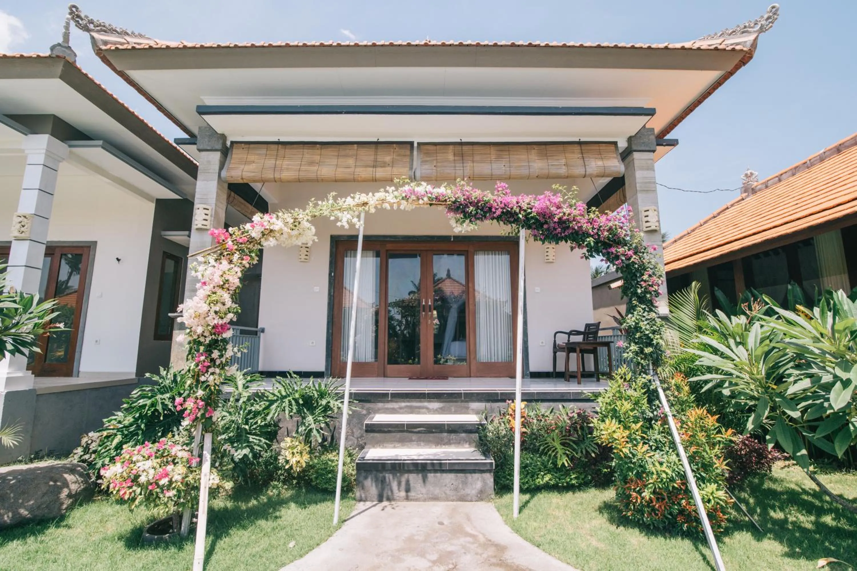 Facade/entrance in Damar Sanjaya Uttama
