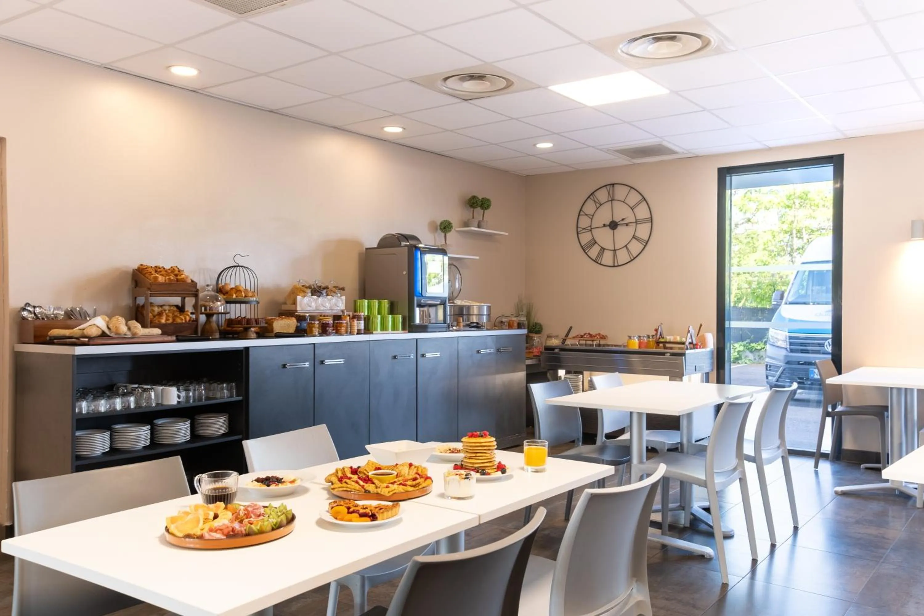 Breakfast in All Suites Appart Hôtel - Aéroport Paris-Orly Rungis