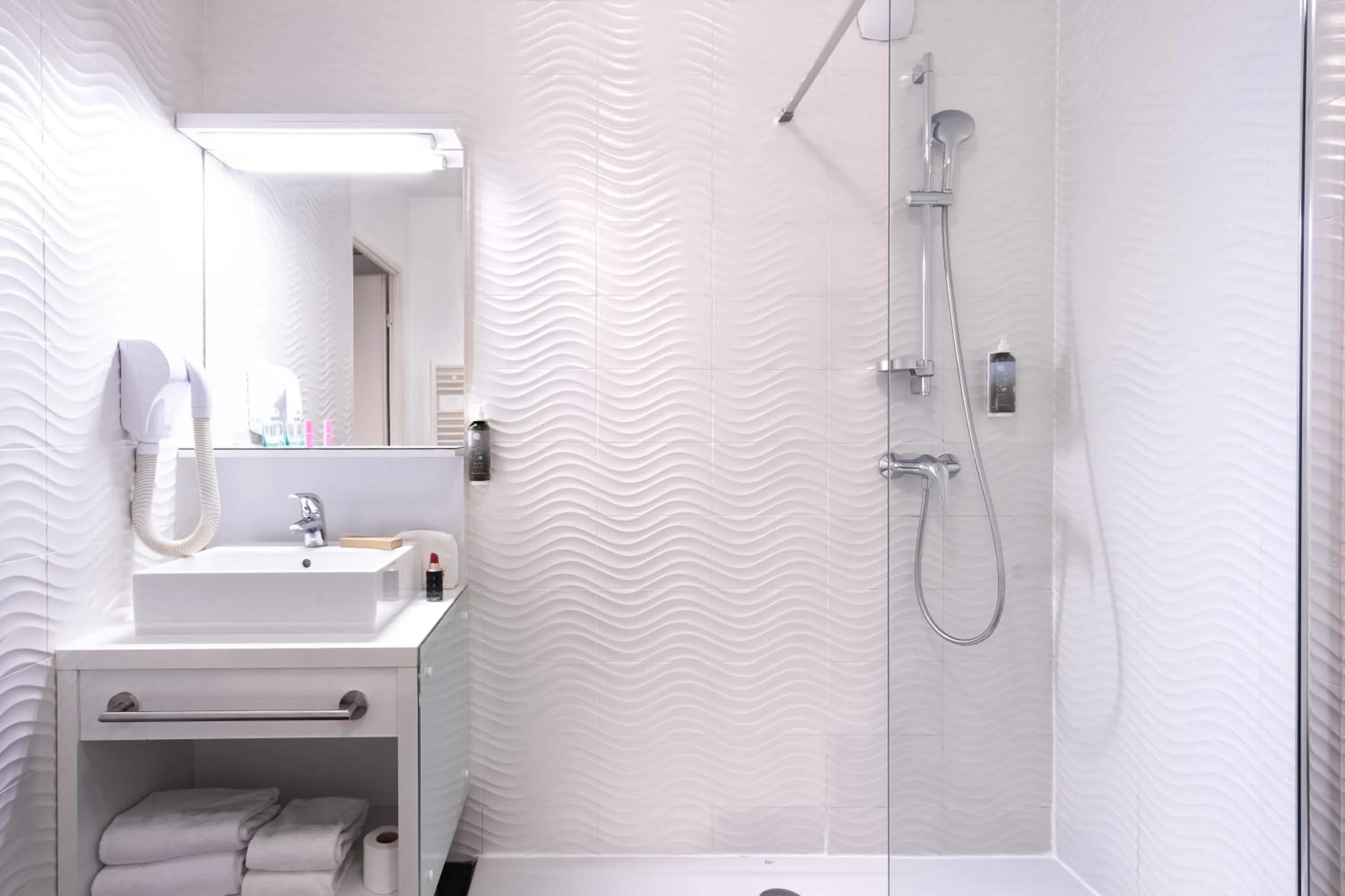 Bathroom in All Suites Appart Hôtel - Aéroport Paris-Orly Rungis