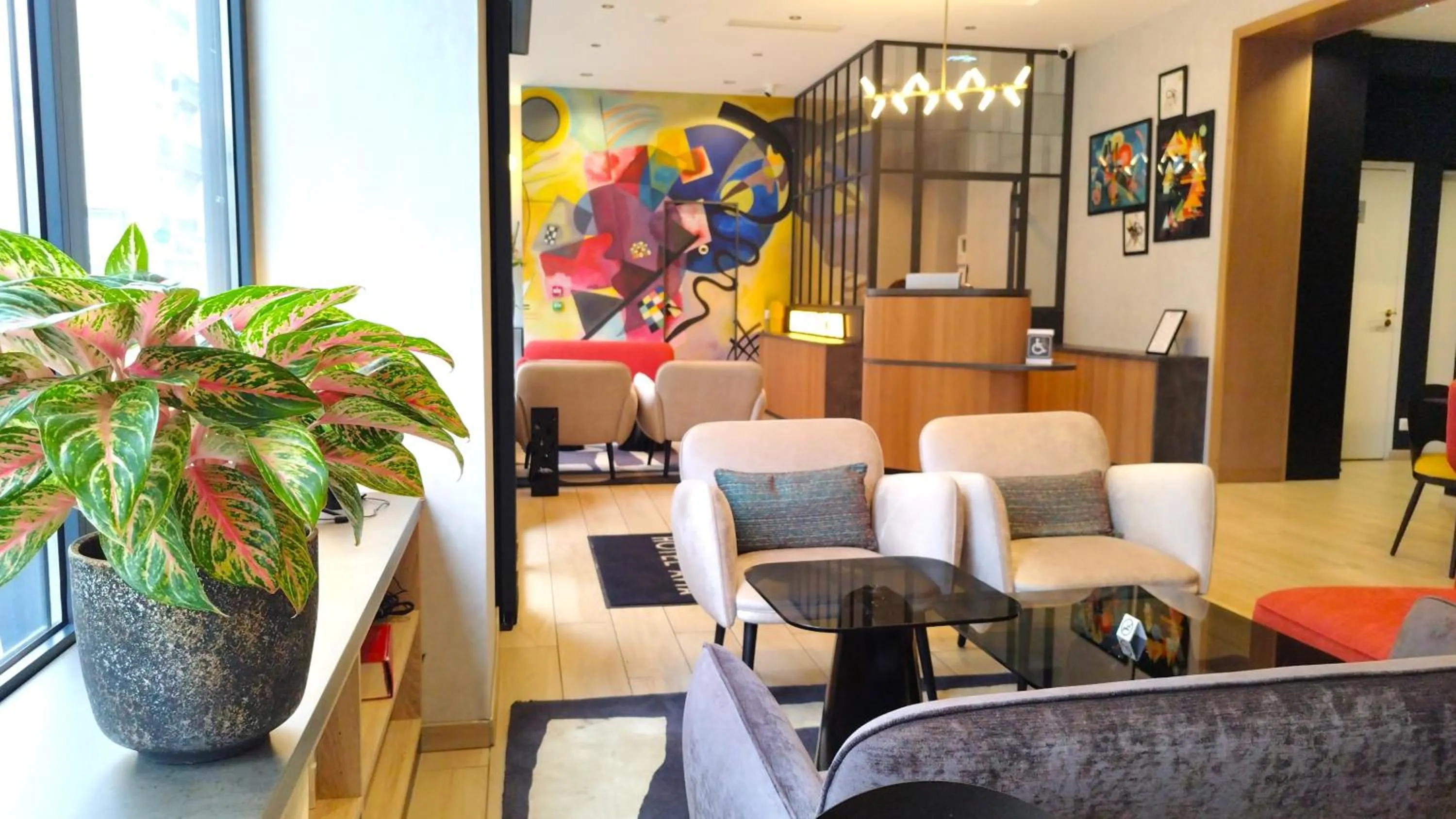 Lobby or reception in Avia Hôtel Saphir Montparnasse