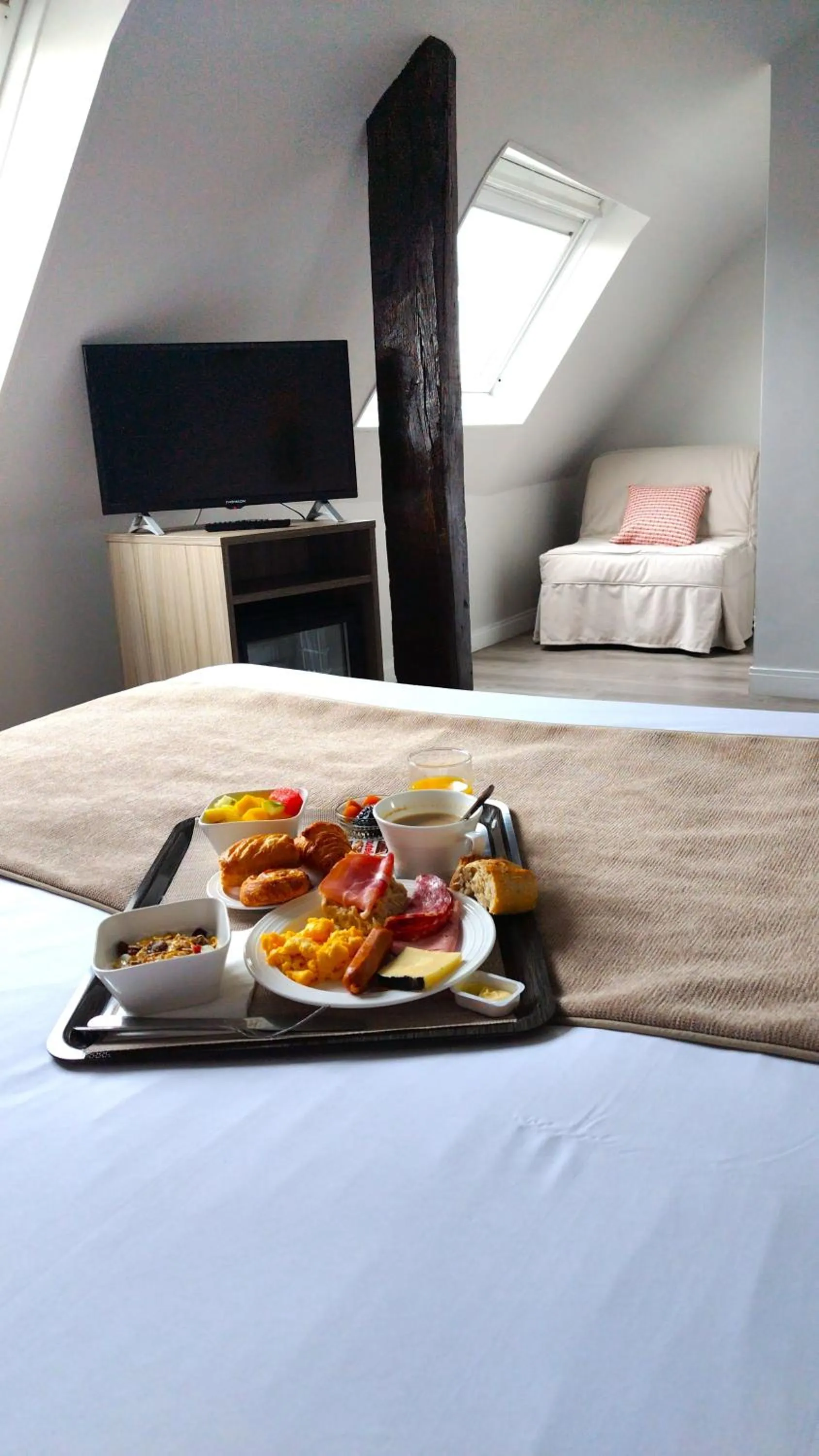 room service, Bed in Avia Hôtel Saphir Montparnasse
