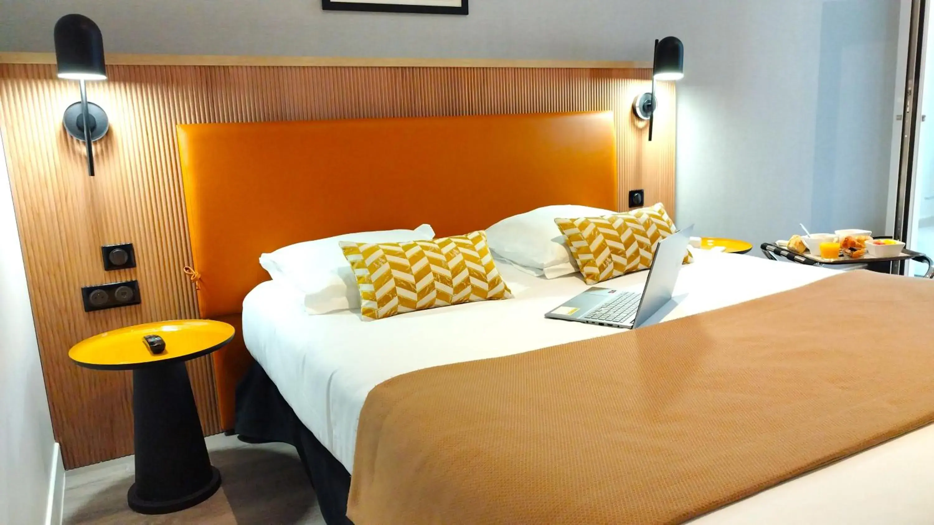 Property building, Bed in Avia Hôtel Saphir Montparnasse Property building, Bed in Avia Hôtel Saphir Montparnasse