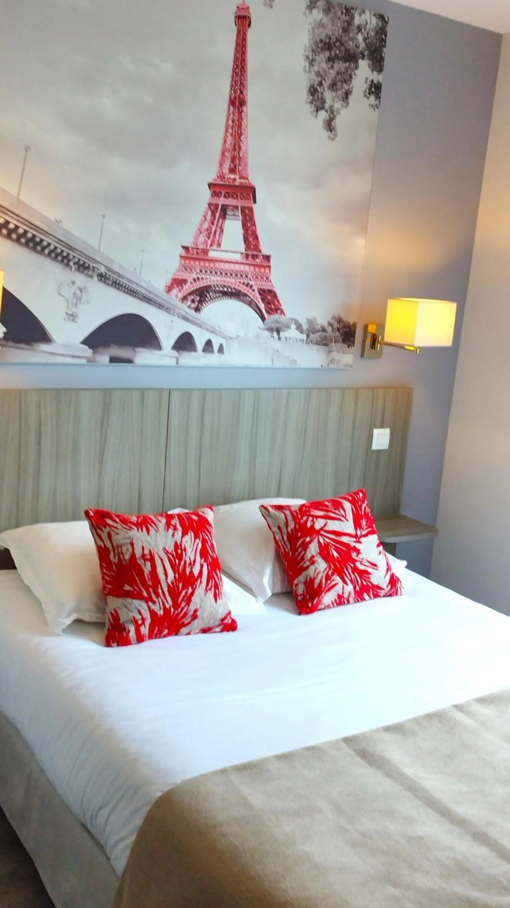 Property building, Bed in Avia Hôtel Saphir Montparnasse