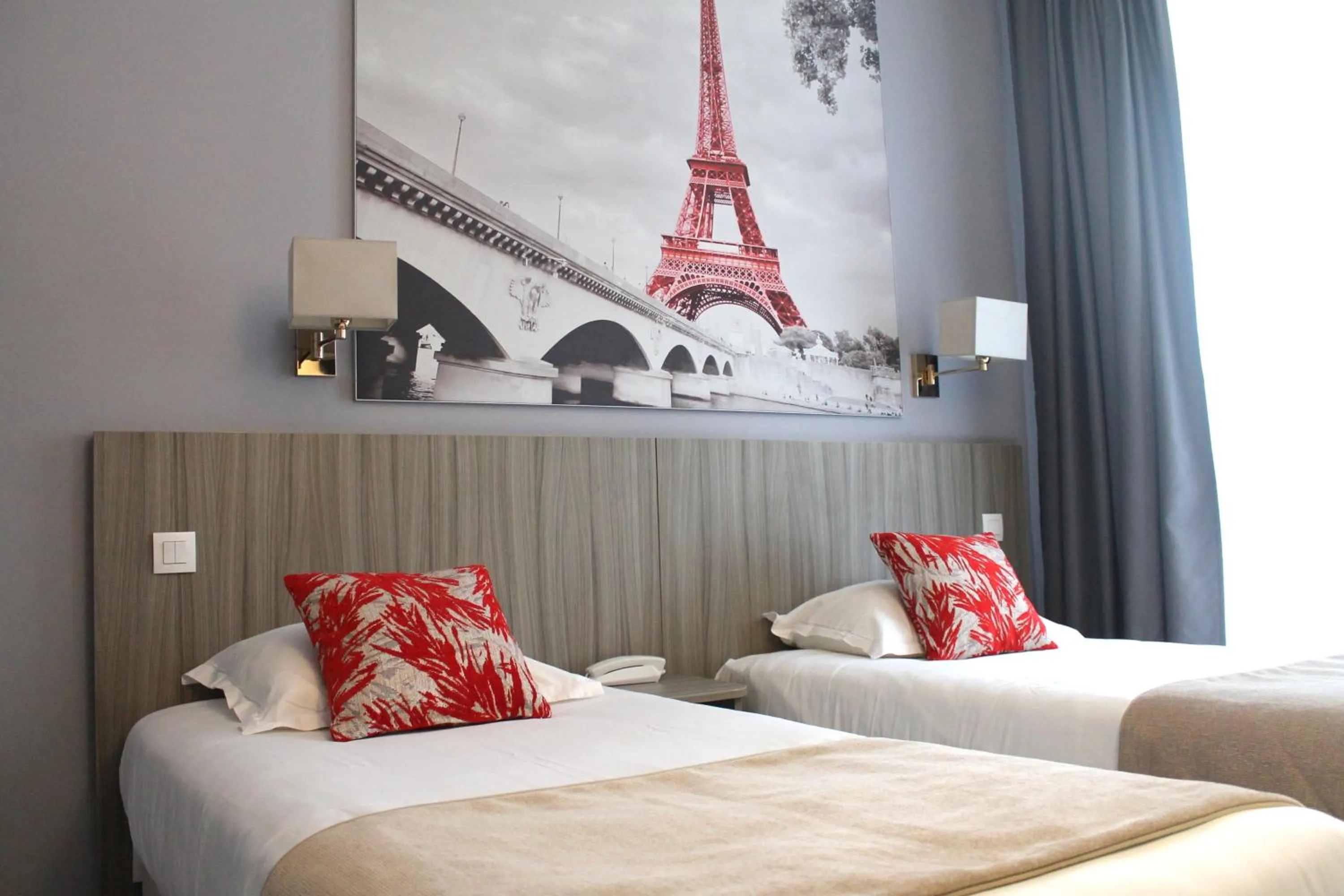 Property building, Bed in Avia Hôtel Saphir Montparnasse