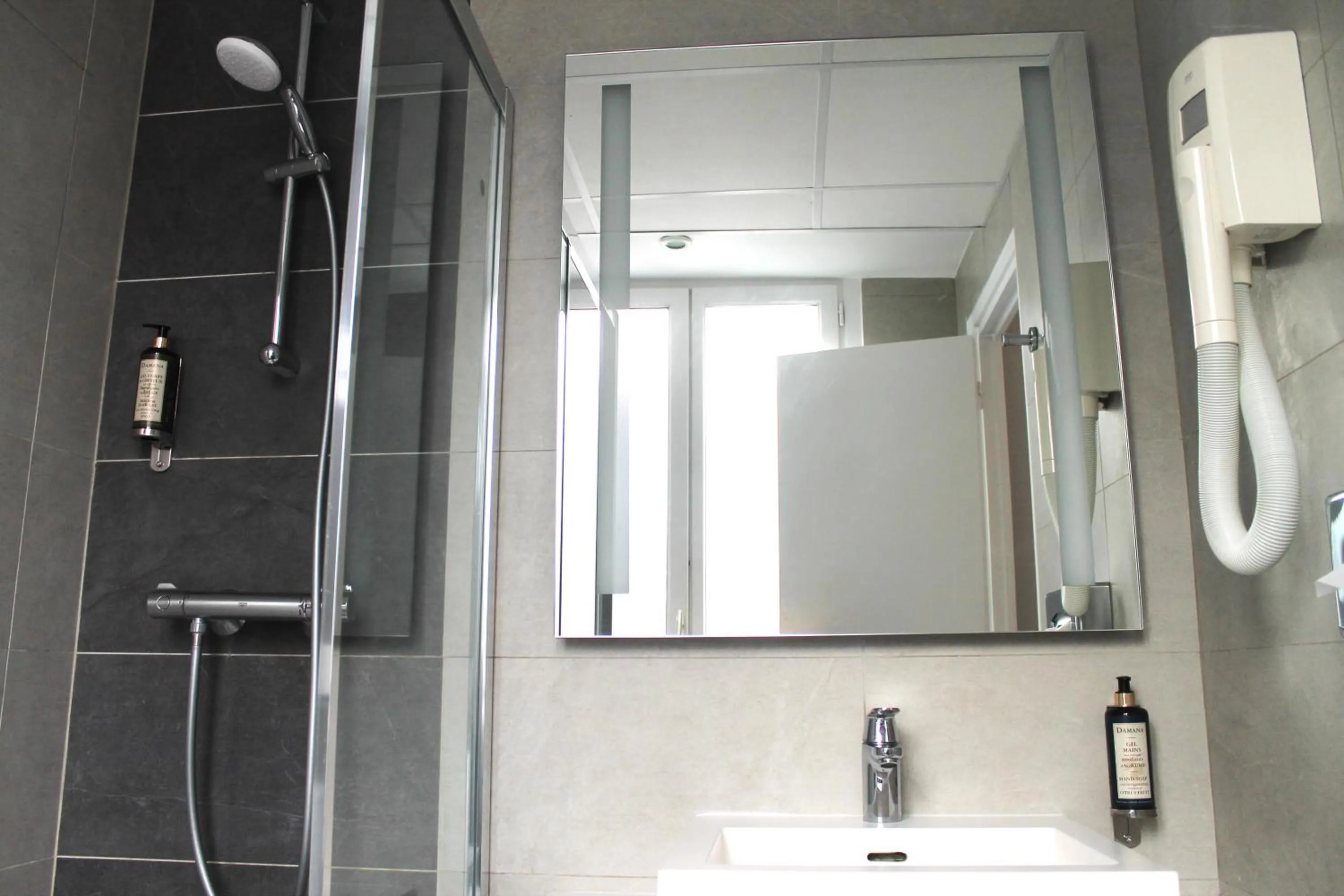 Shower in Avia Hôtel Saphir Montparnasse