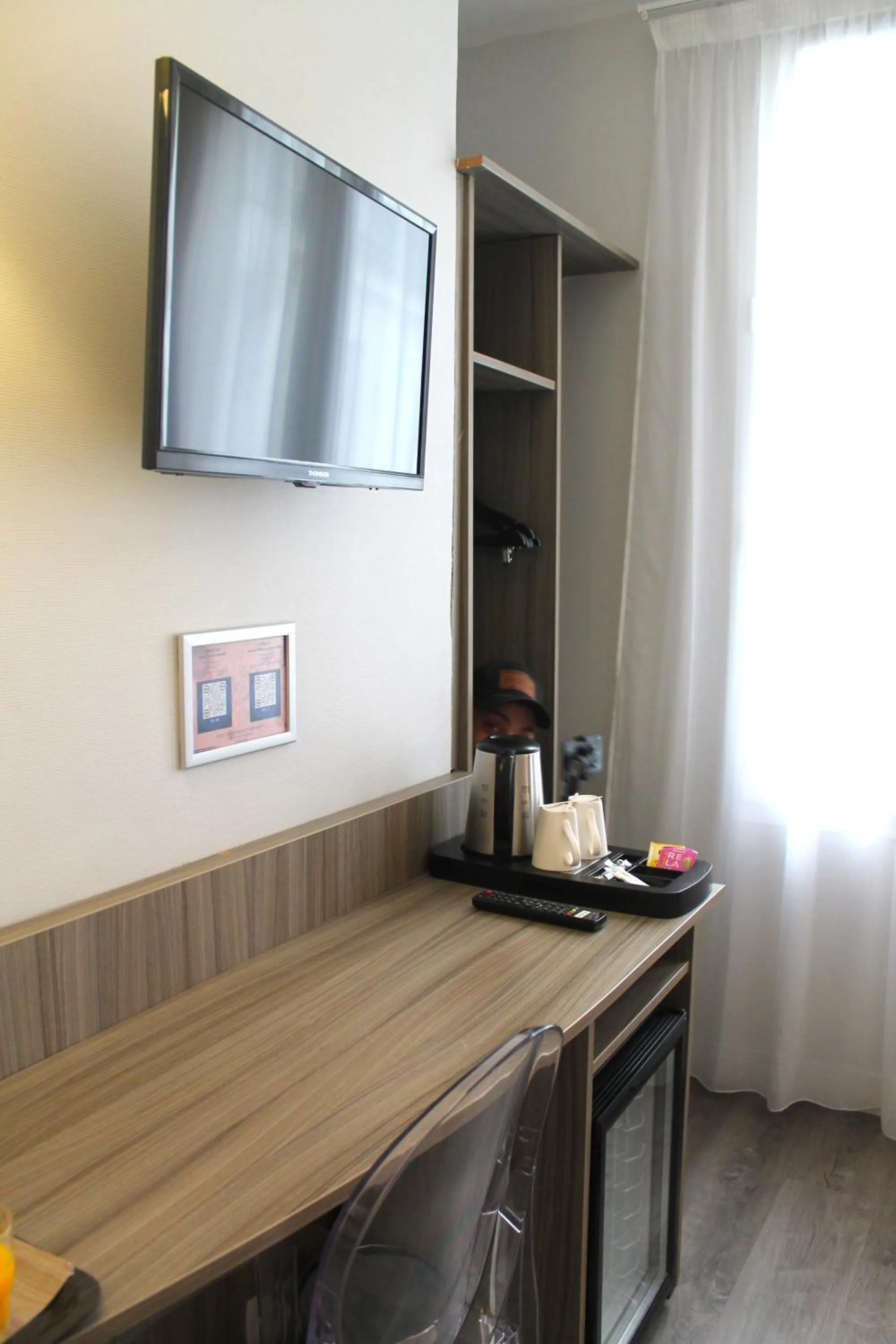 TV and multimedia in Avia Hôtel Saphir Montparnasse