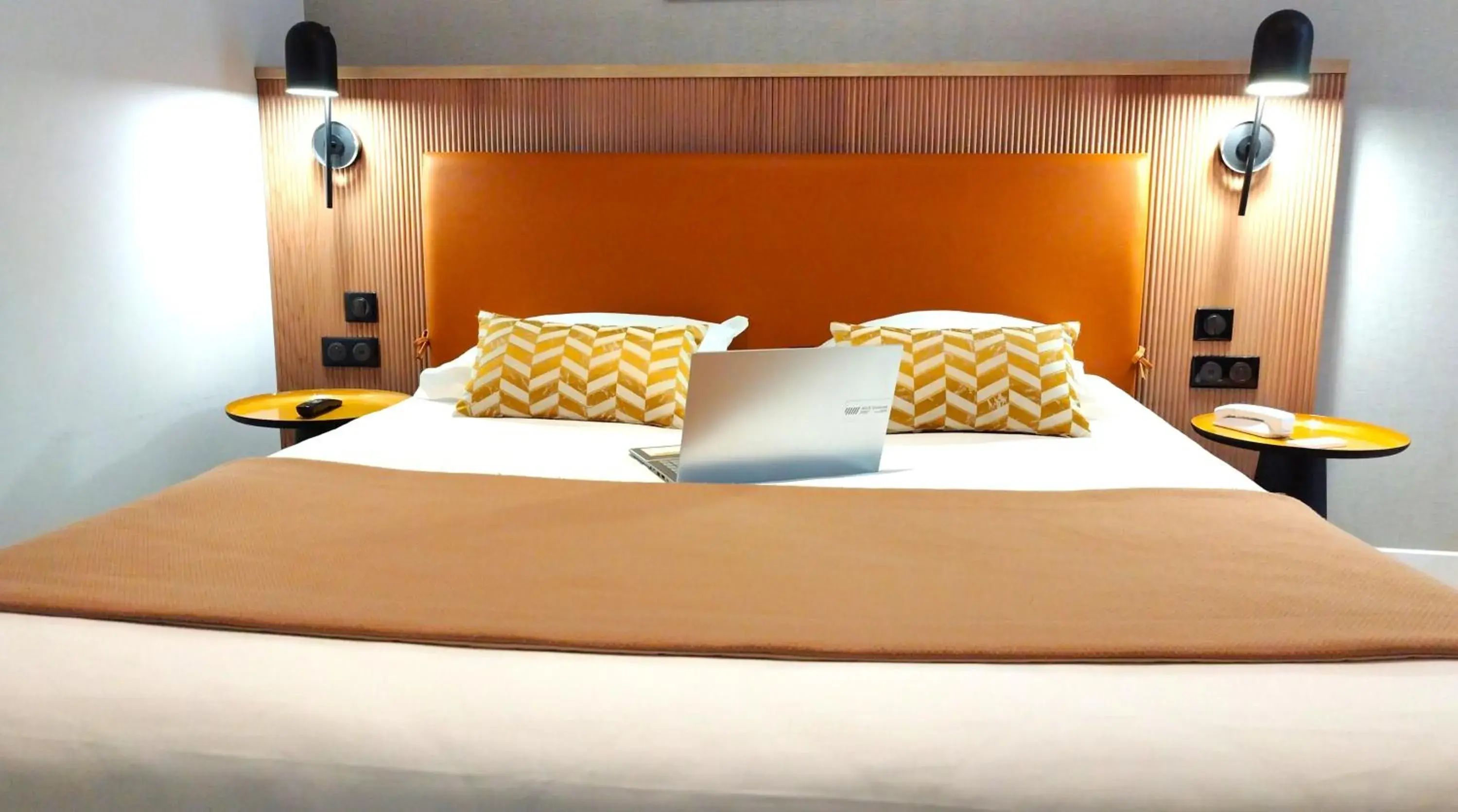 Property building, Bed in Avia Hôtel Saphir Montparnasse Property building, Bed in Avia Hôtel Saphir Montparnasse