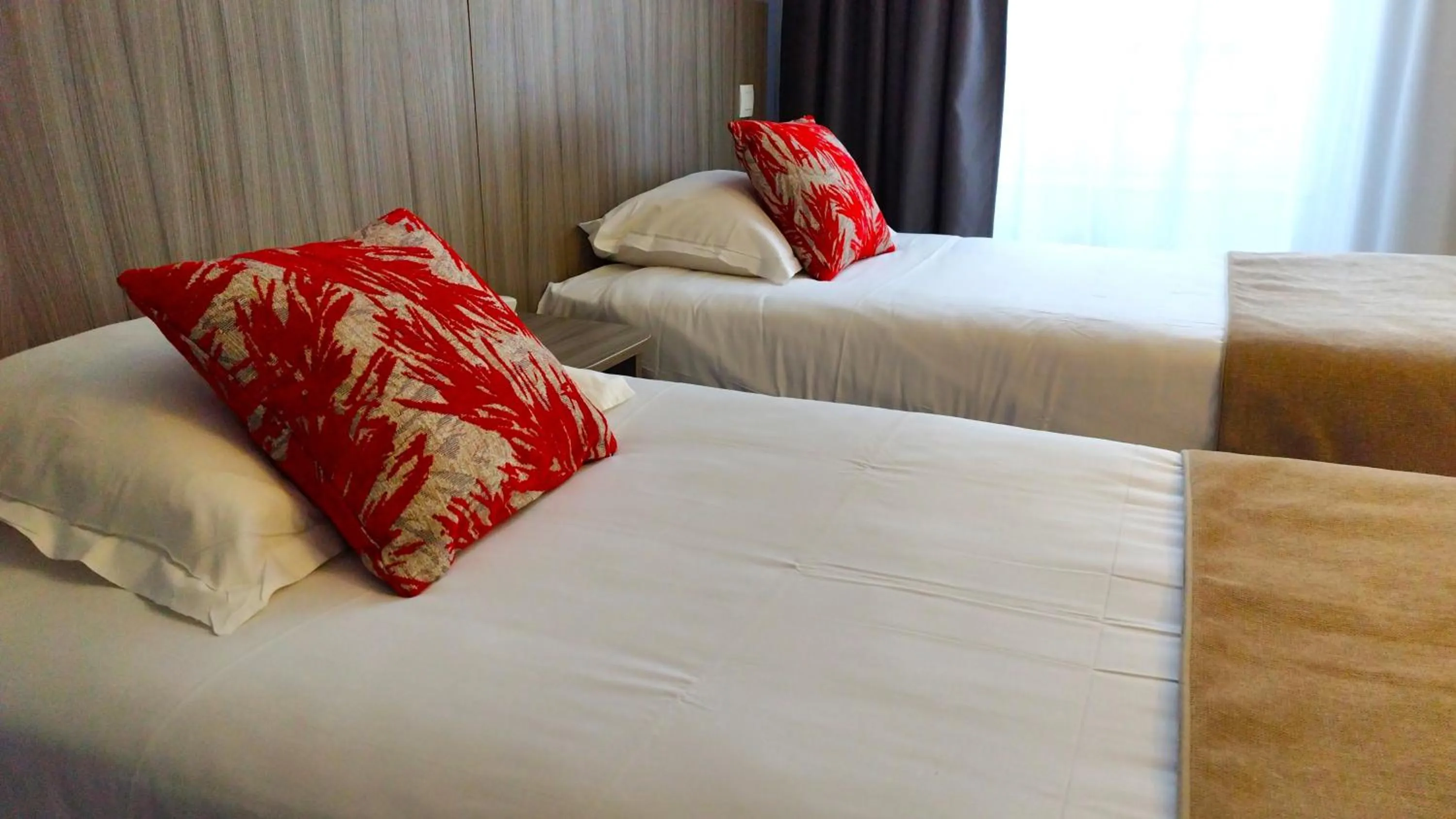 Property building, Bed in Avia Hôtel Saphir Montparnasse