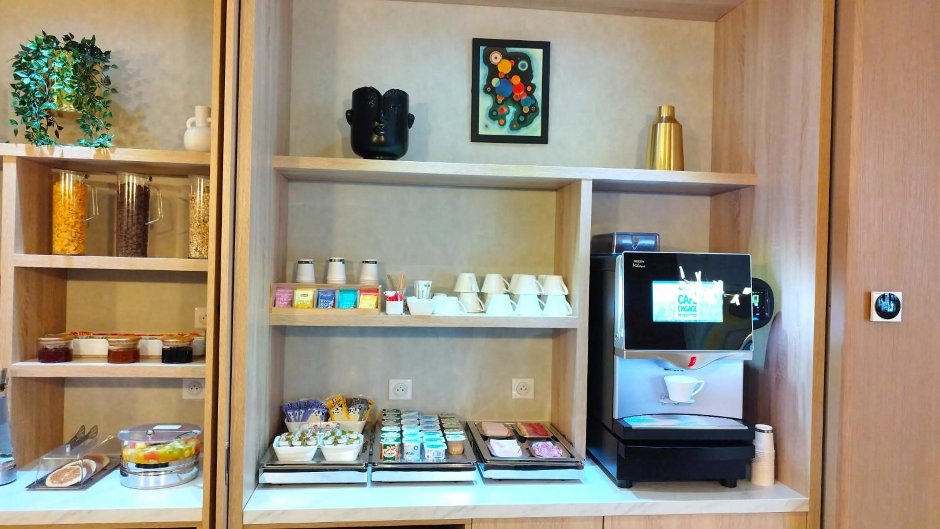 Buffet breakfast in Avia Hôtel Saphir Montparnasse