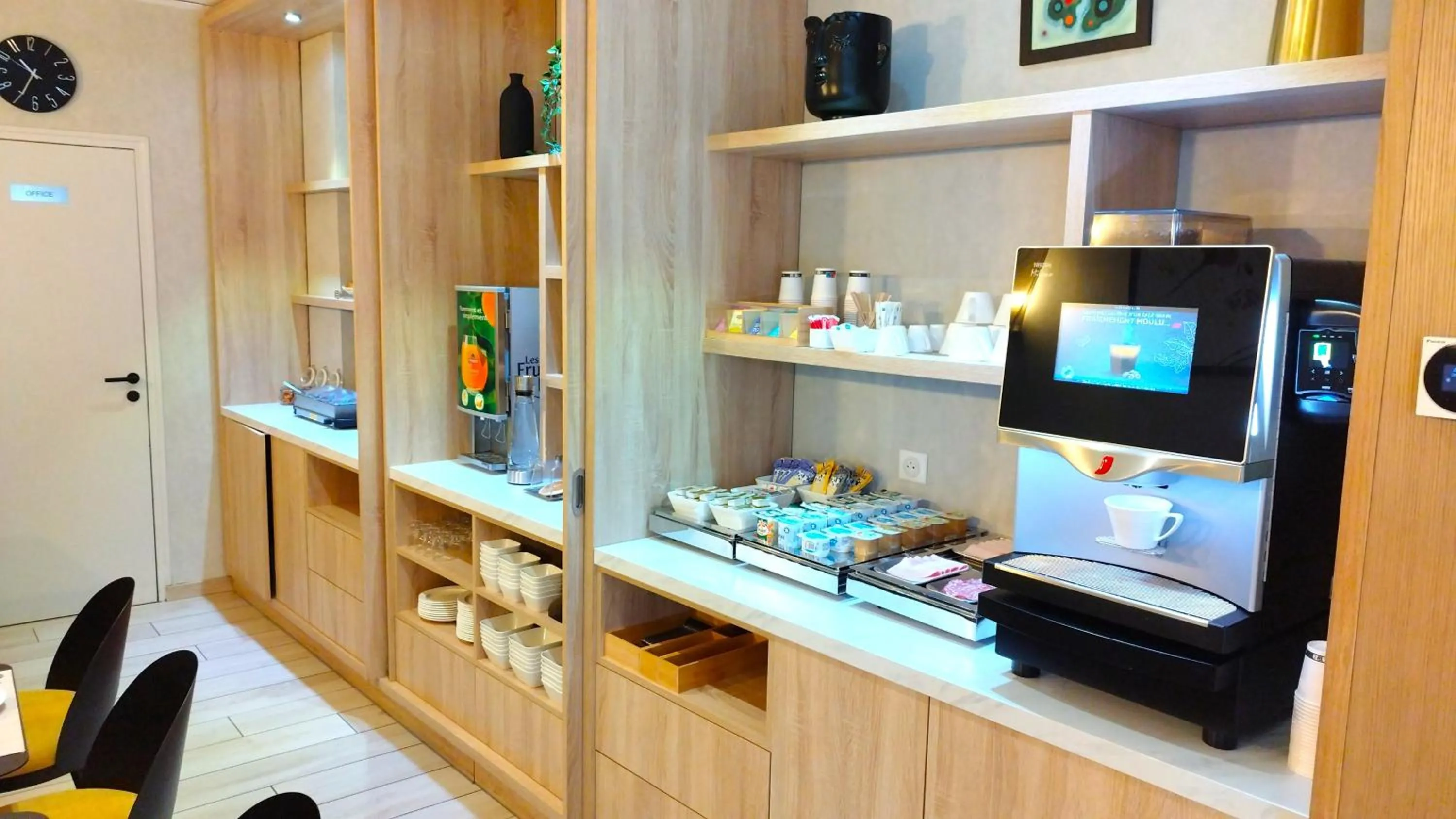 Buffet breakfast in Avia Hôtel Saphir Montparnasse