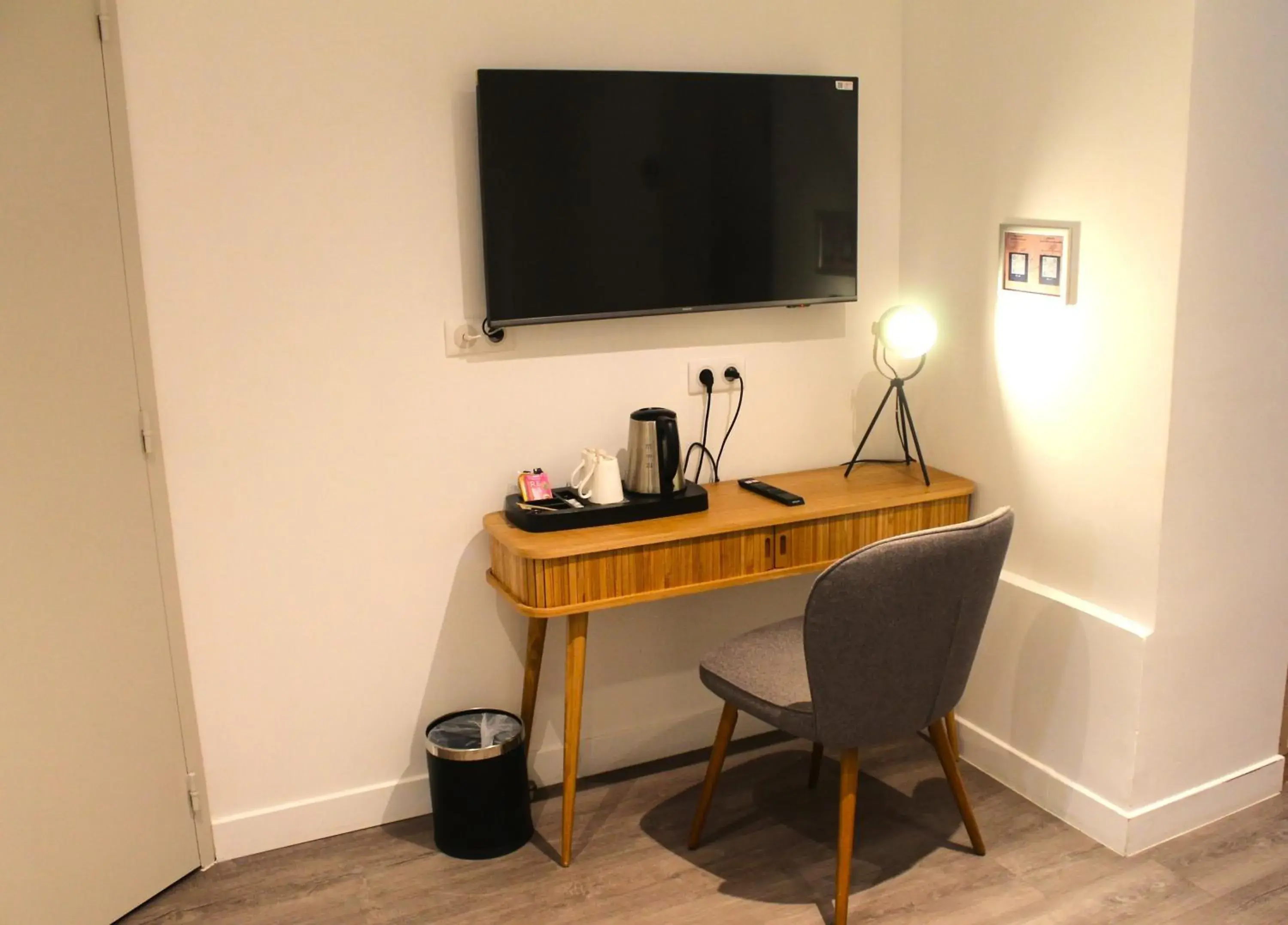 Property building in Avia Hôtel Saphir Montparnasse Property building in Avia Hôtel Saphir Montparnasse