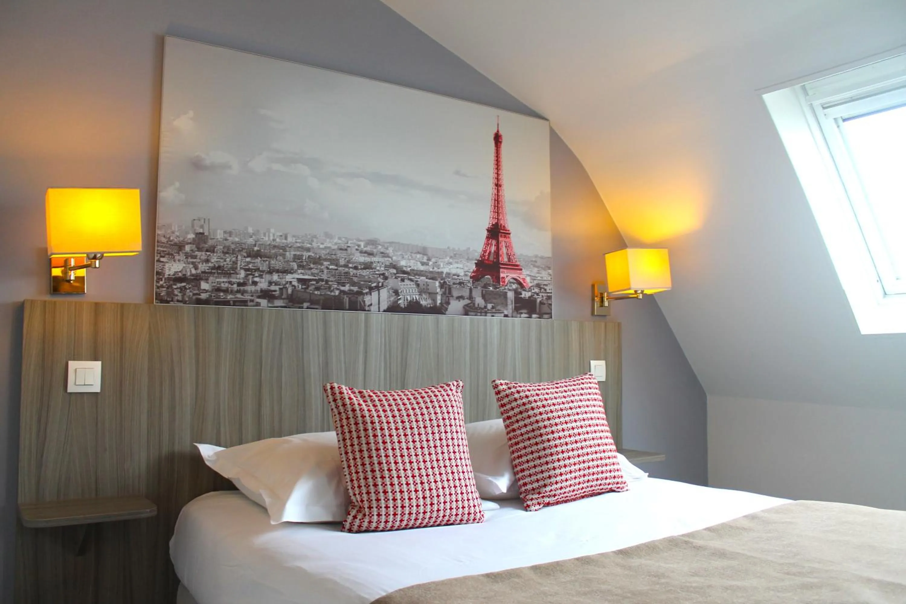 Property building, Bed in Avia Hôtel Saphir Montparnasse