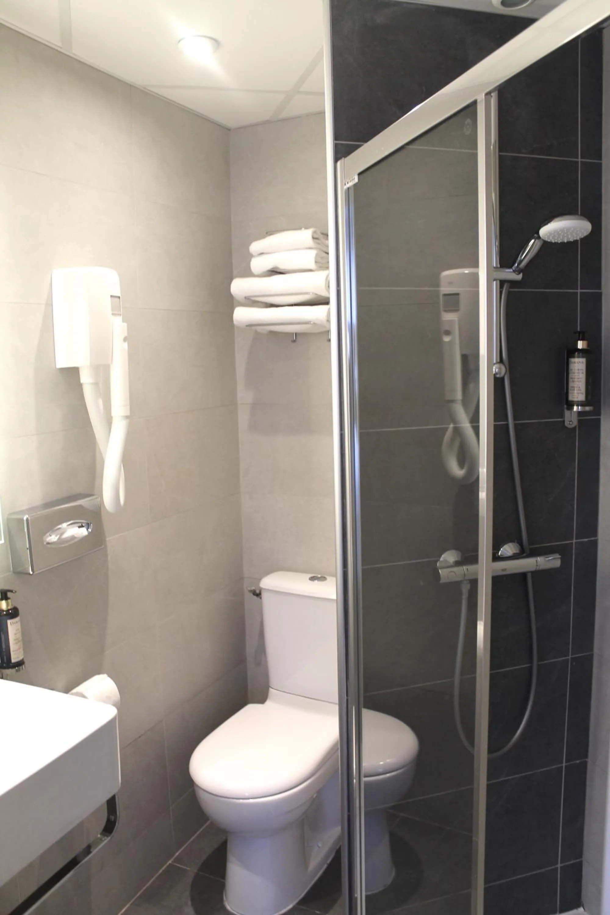 Bathroom in Avia Hôtel Saphir Montparnasse